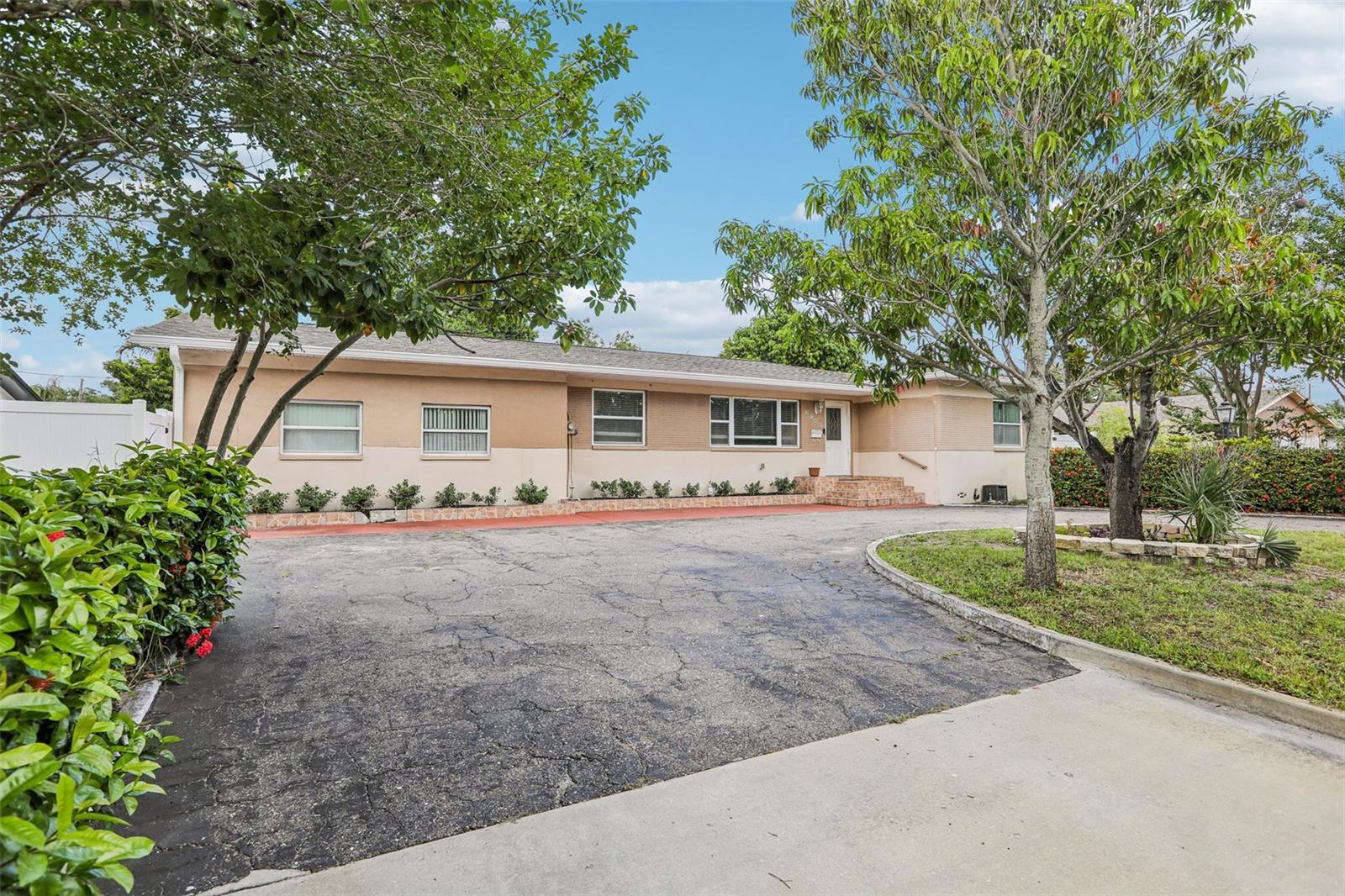 2709 49th, St Petersburg, FL 33710