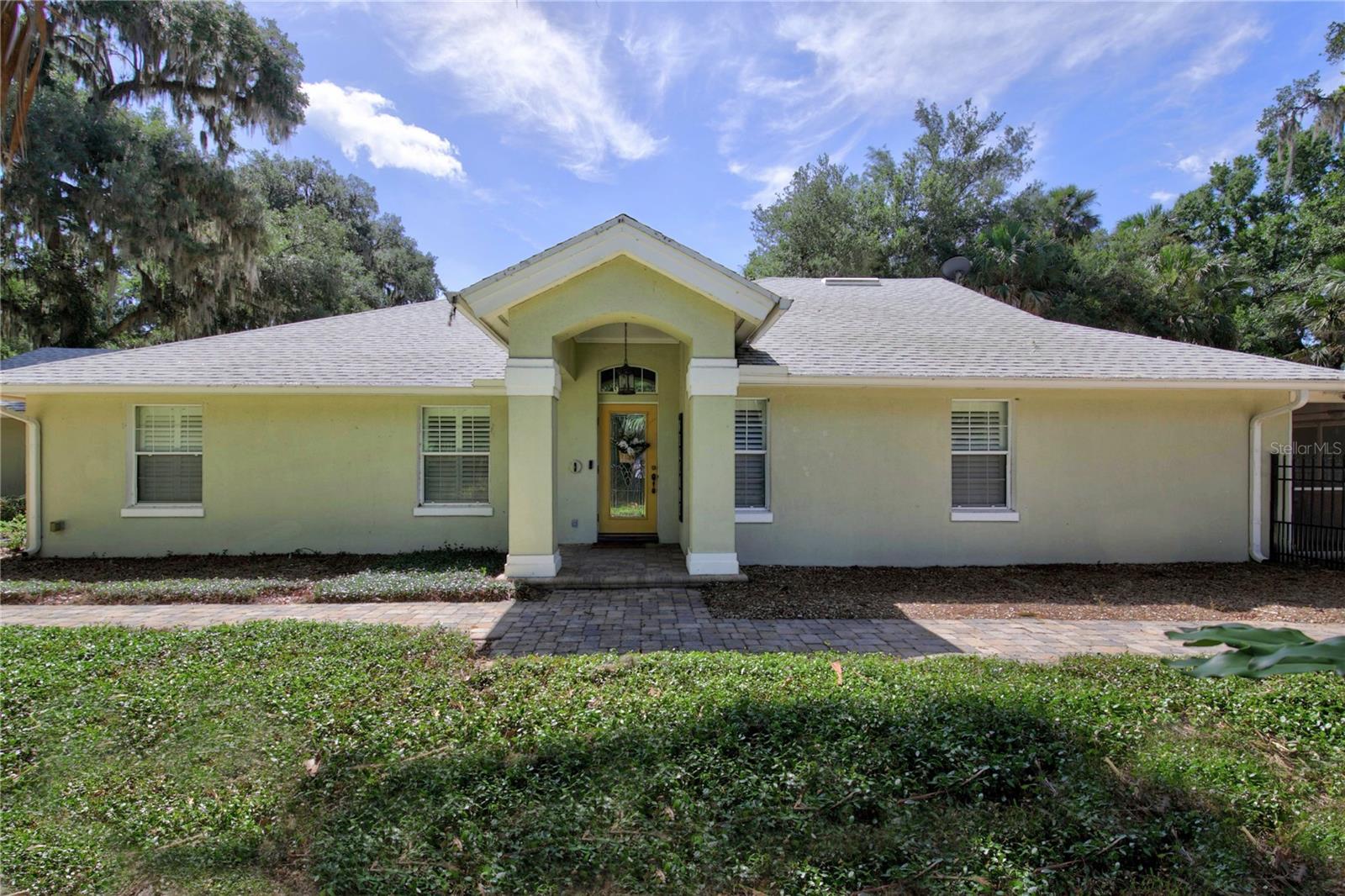 16720 Beauclaire Ct, Tavares, FL 32778