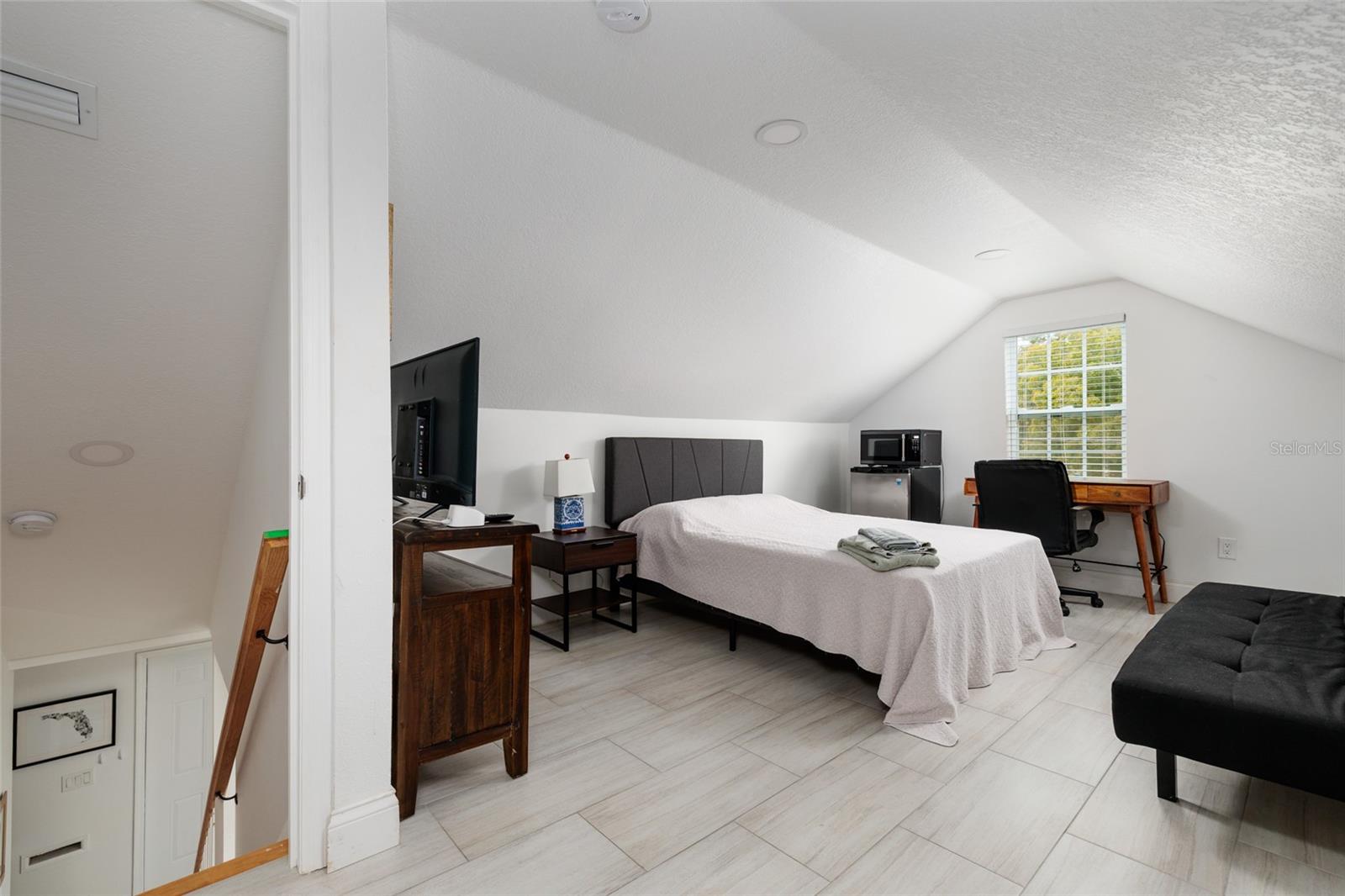 1147 James, St Petersburg, FL 33705