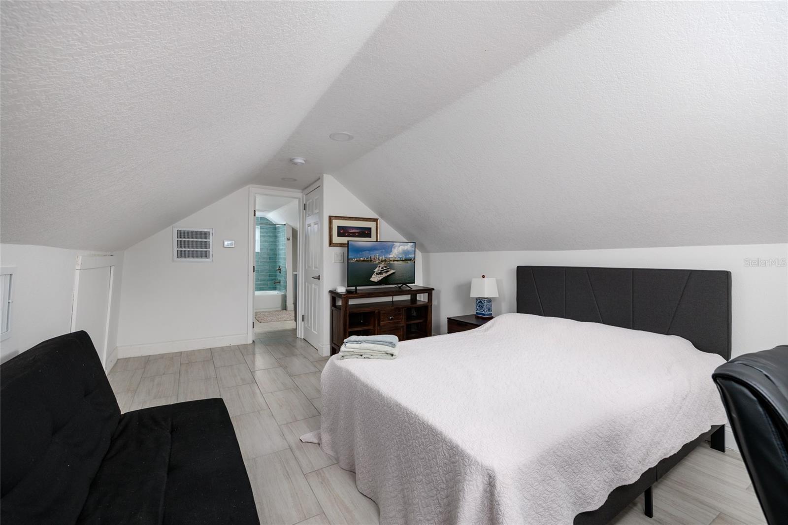 1147 James, St Petersburg, FL 33705