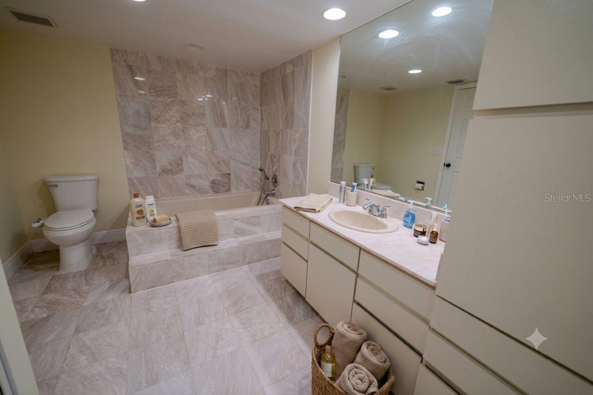 225 Country Club Unit D142, Largo, FL 33771