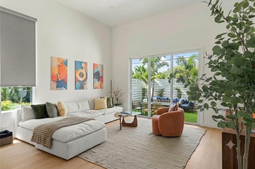 718 14th, St Petersburg, FL 33701