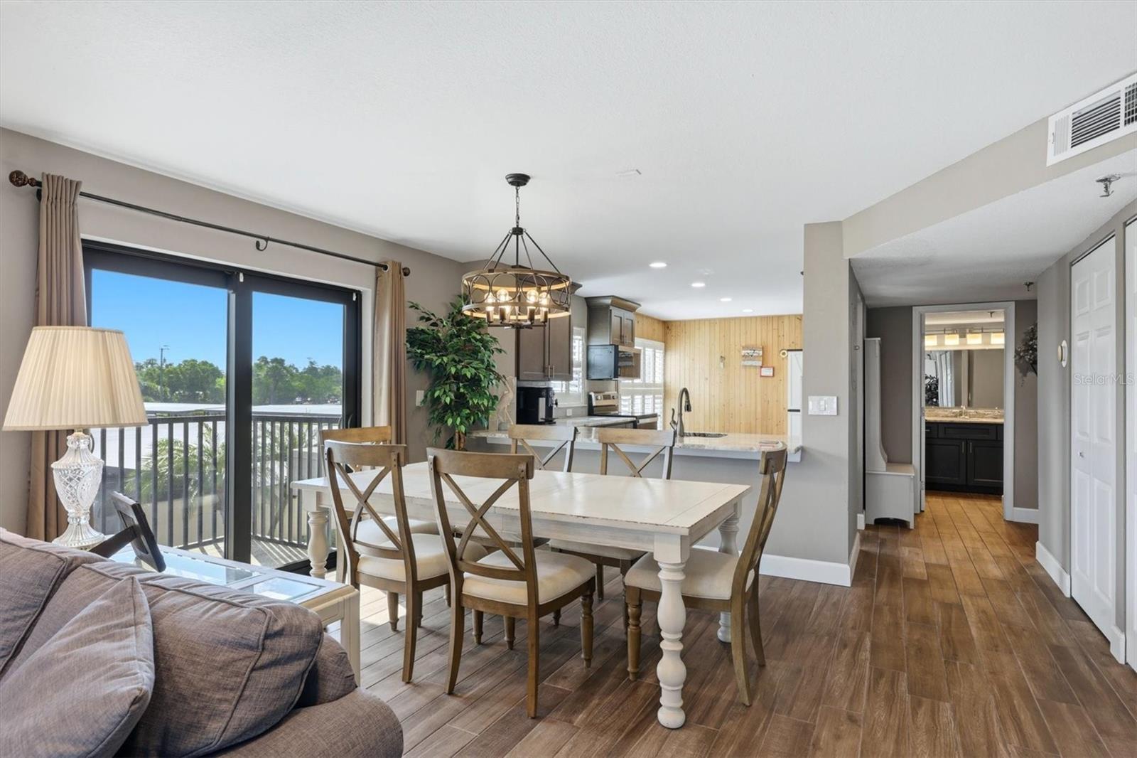 1001 Benjamin Franklin Unit 206, Sarasota, FL 34236