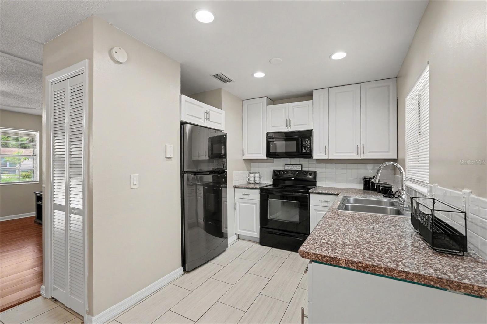 4419 Dolphin Dr, Tampa, FL 33617