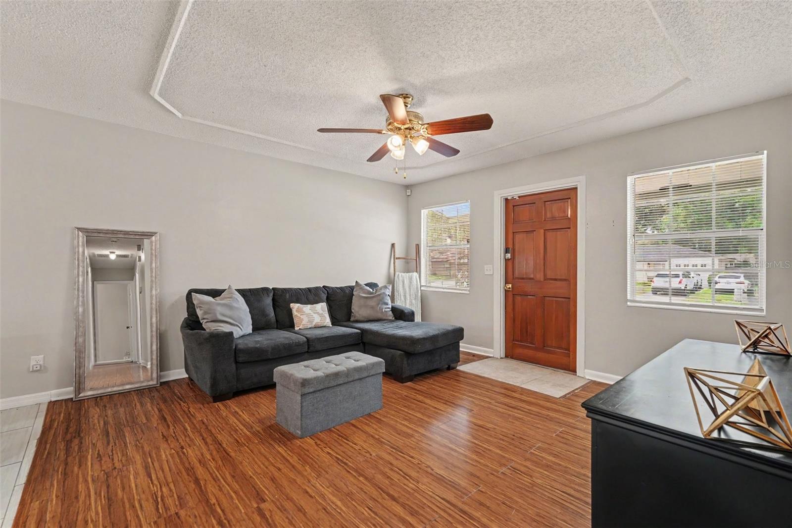 4419 Dolphin Dr, Tampa, FL 33617