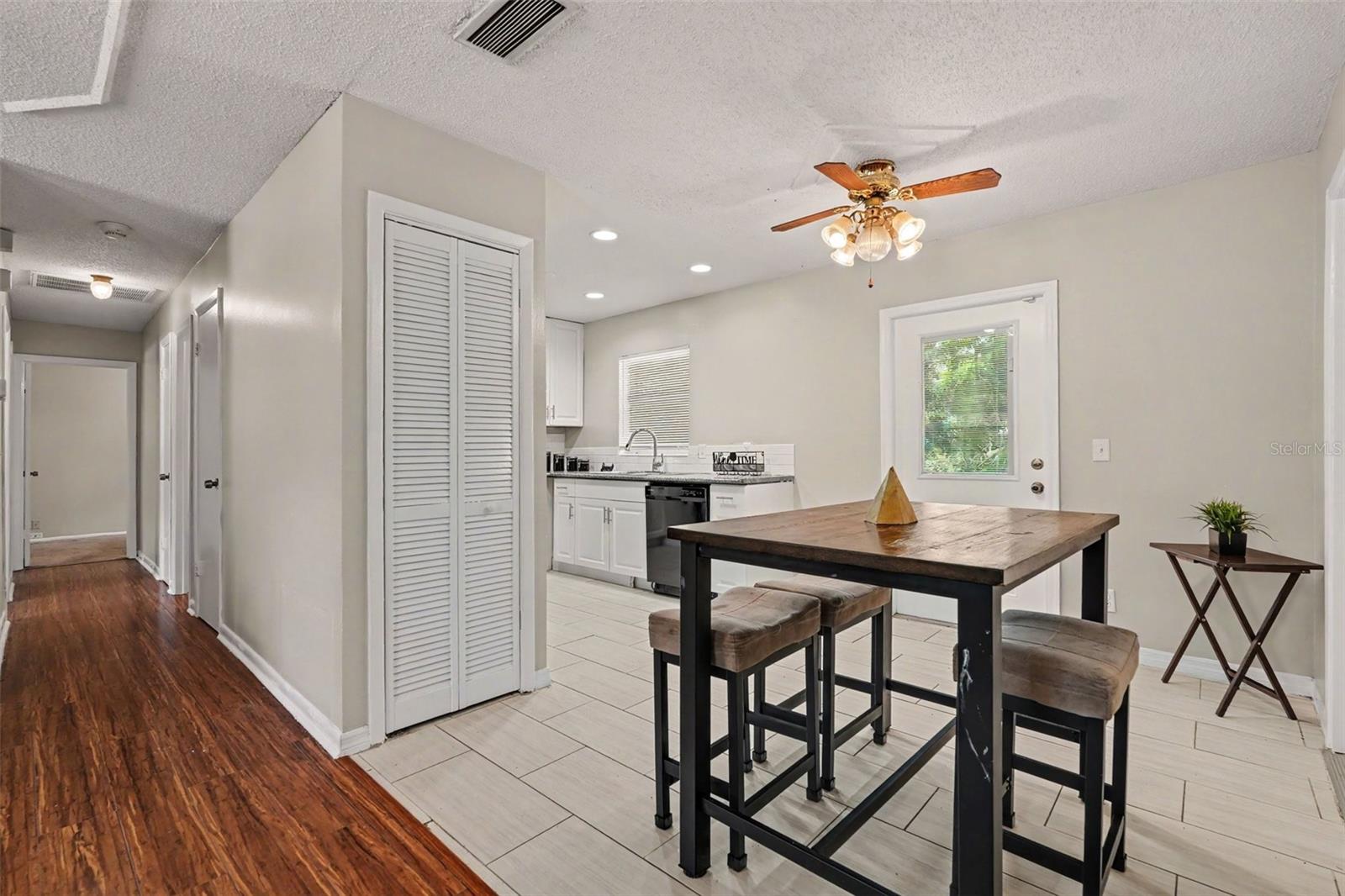 4419 Dolphin Dr, Tampa, FL 33617