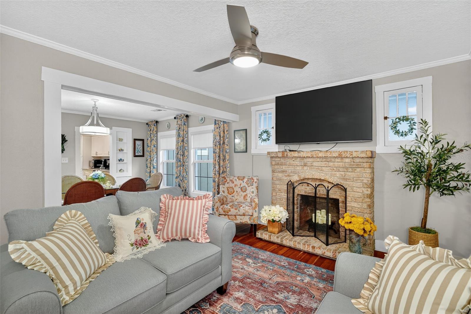 418 10th, Mount Dora, FL 32757