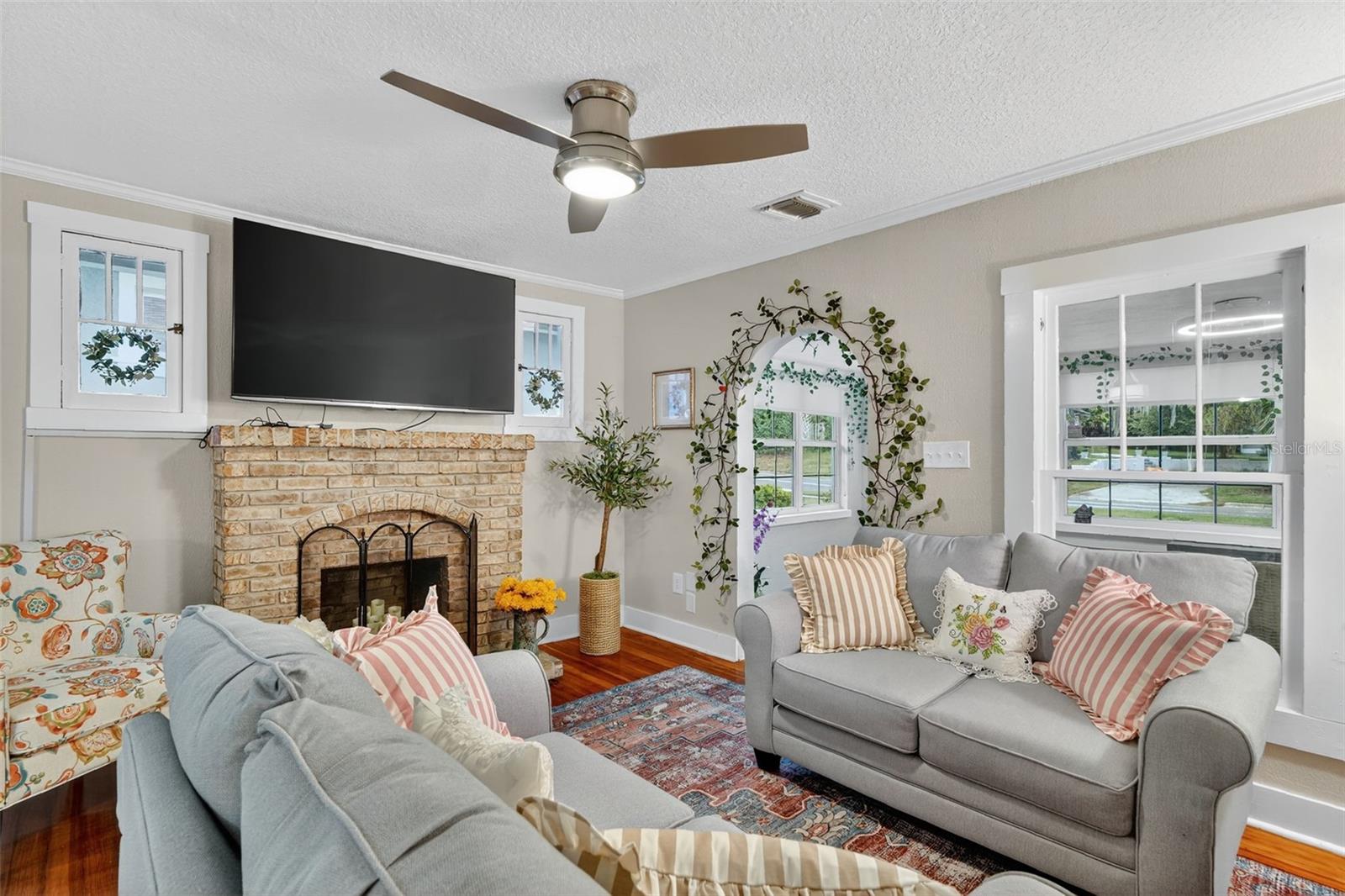 418 10th, Mount Dora, FL 32757