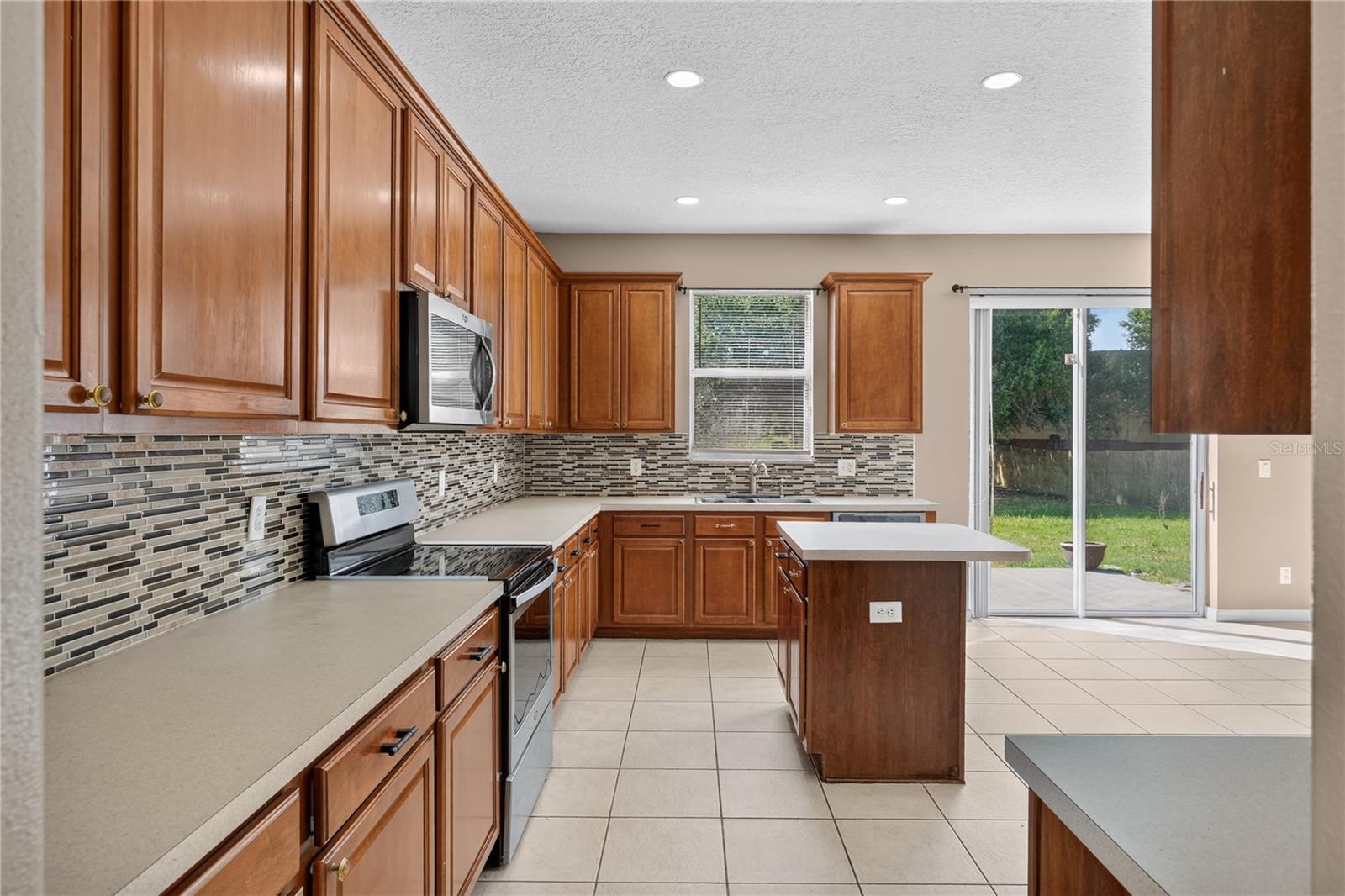 223 Largovista Dr., Oakland, FL 34787