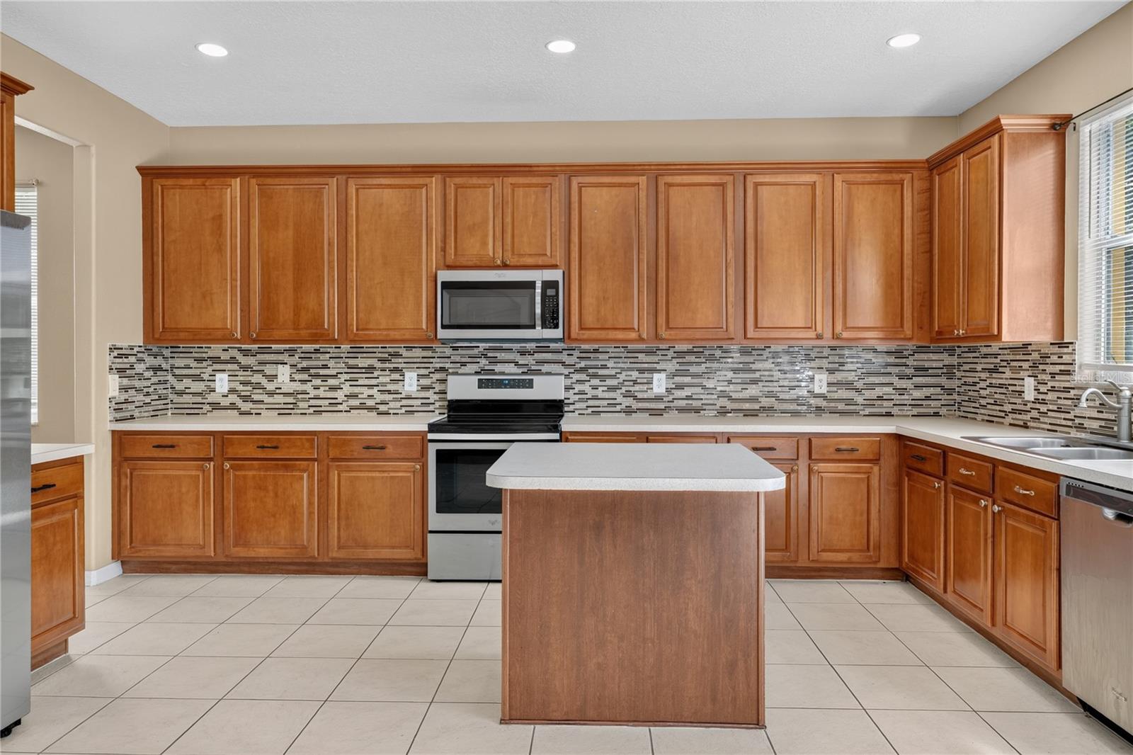 223 Largovista Dr., Oakland, FL 34787