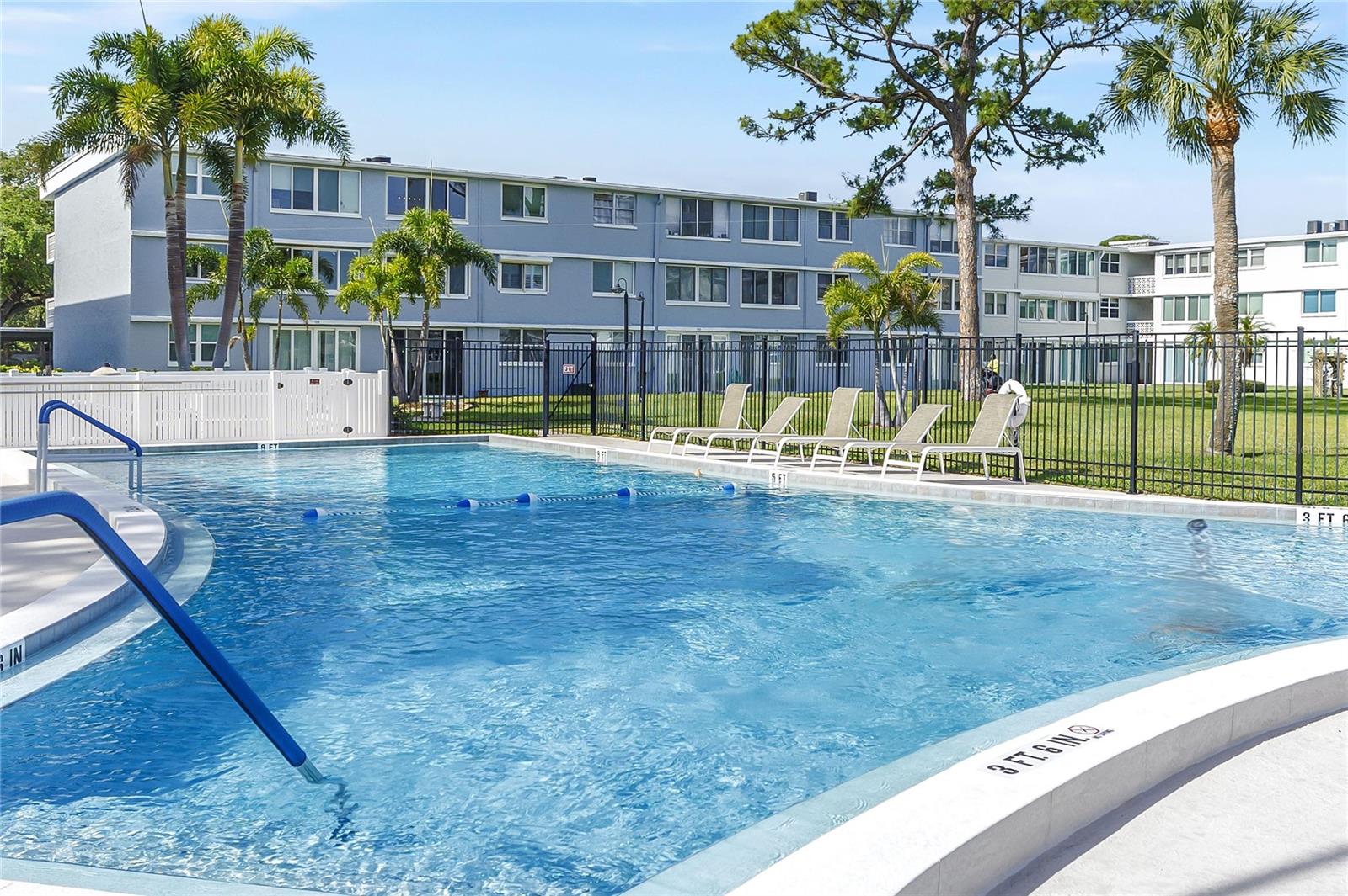 4715 Bay Unit 320, St Petersburg, FL 33703