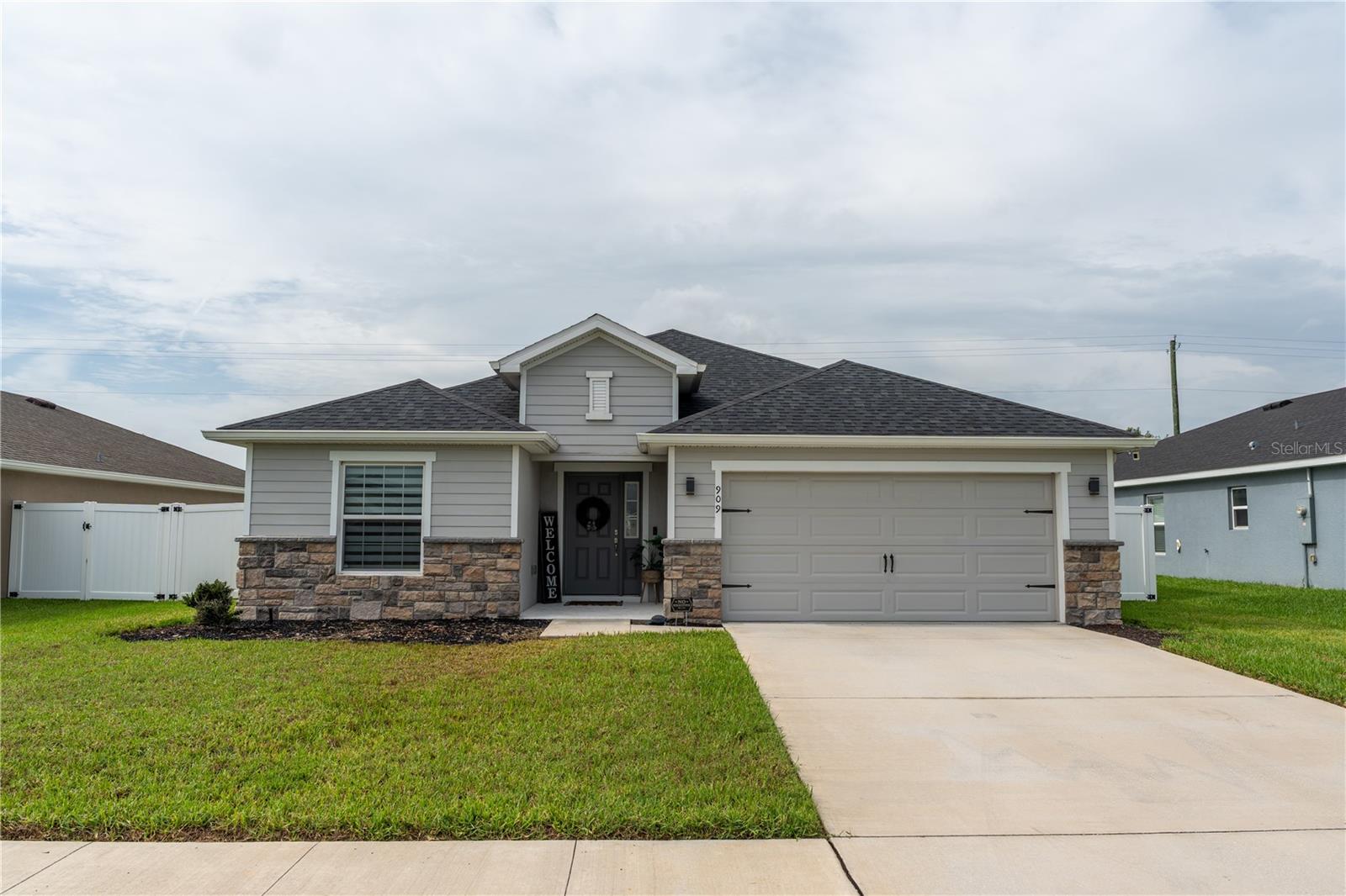 909 Montgomery, Polk City, FL 33868