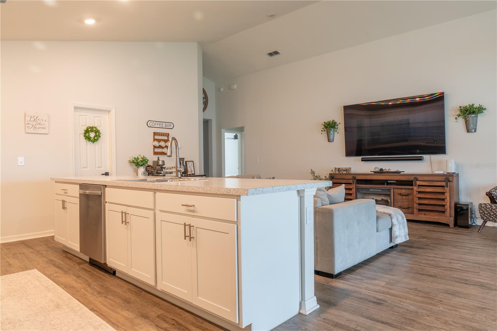 909 Montgomery, Polk City, FL 33868