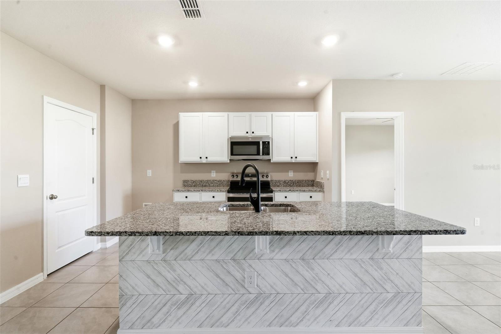 895 Lazio, Debary, FL 32713