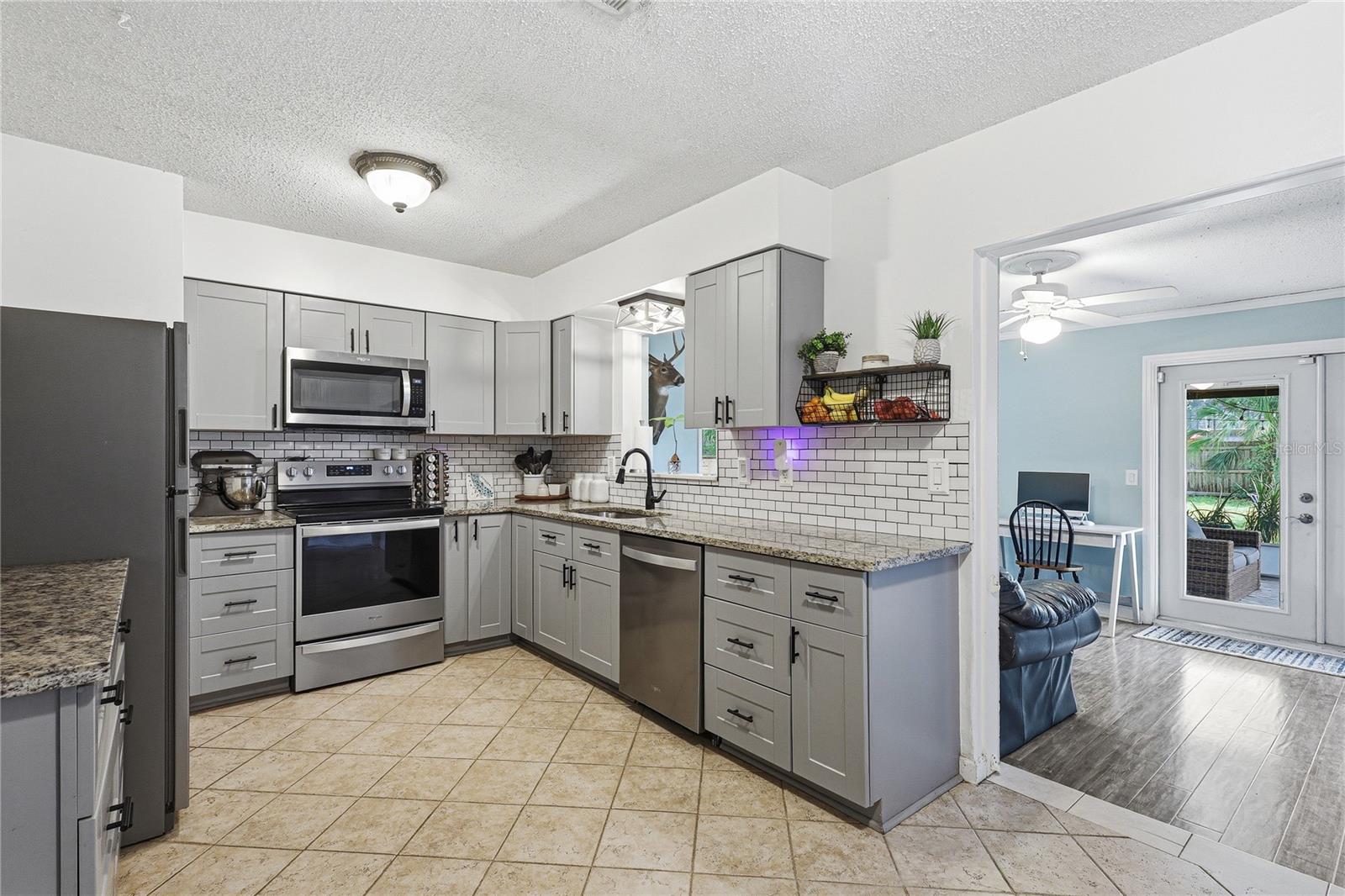 6412 2nd, Bradenton, FL 34209