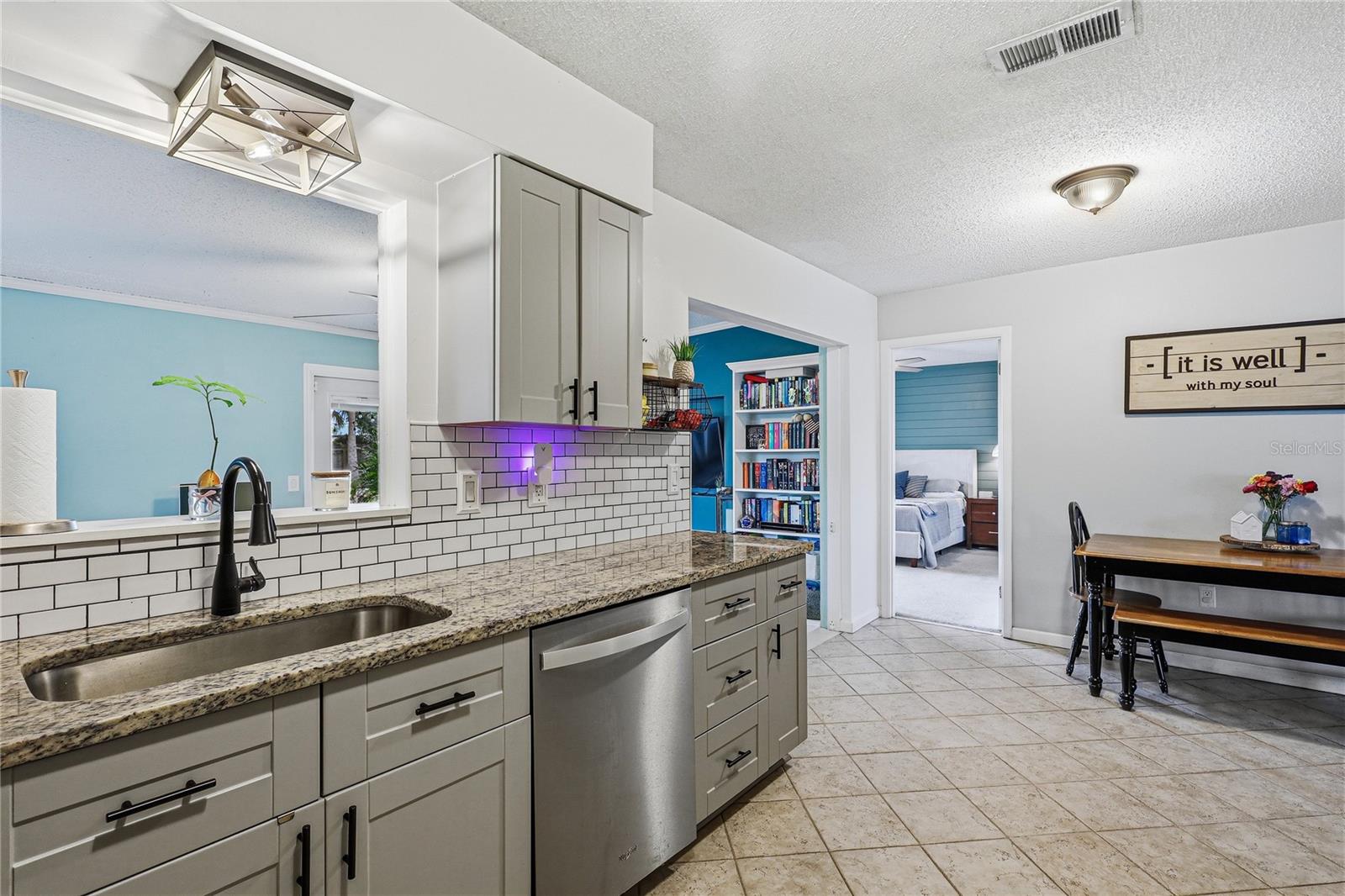 6412 2nd, Bradenton, FL 34209
