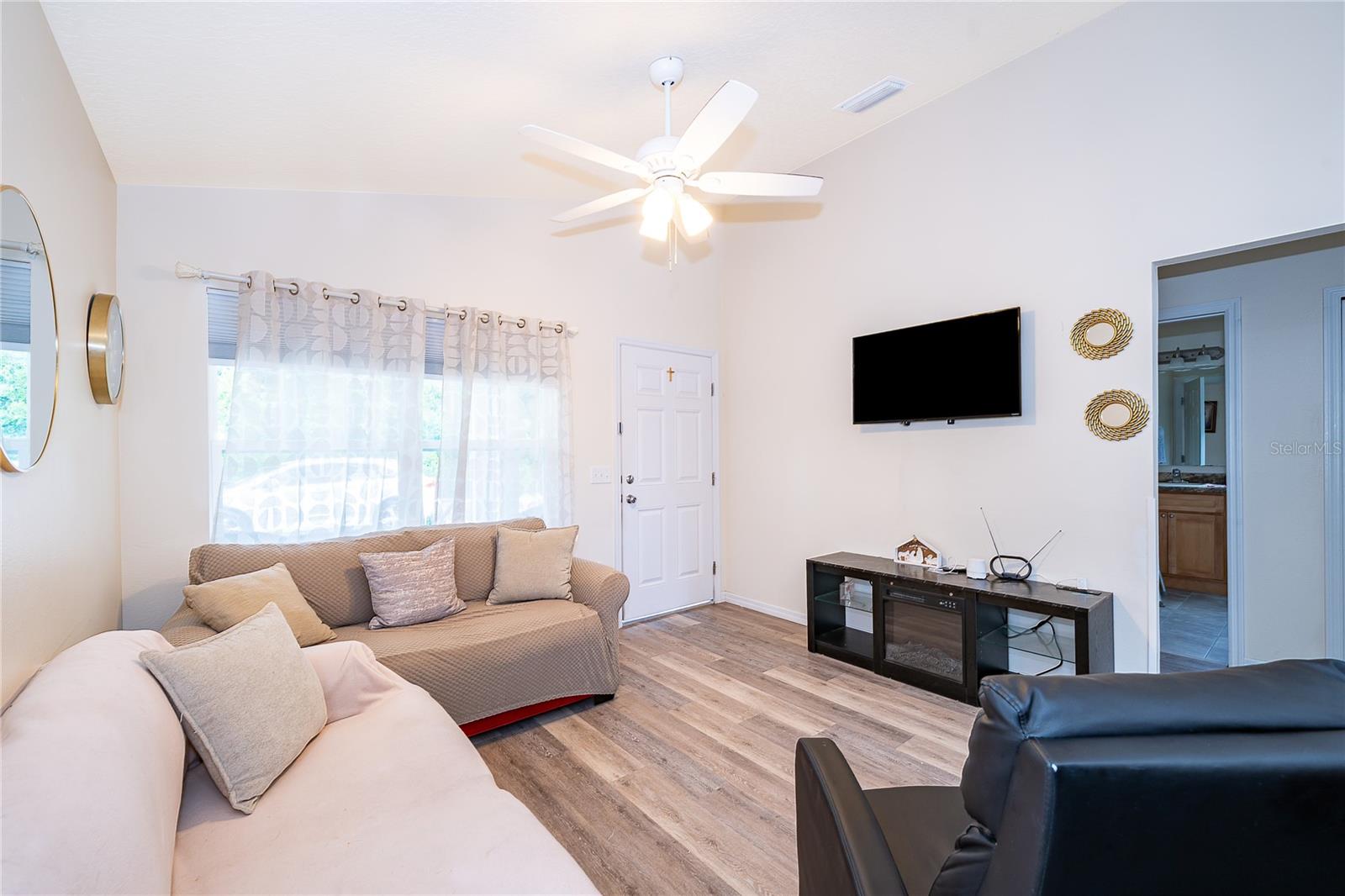1360 Cottage Circle, Tavares, FL 32778