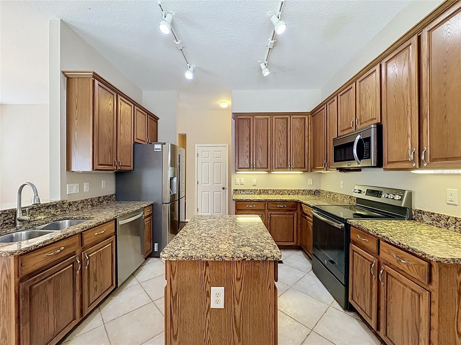 468 Pinewood Dr, Davenport, FL 33896