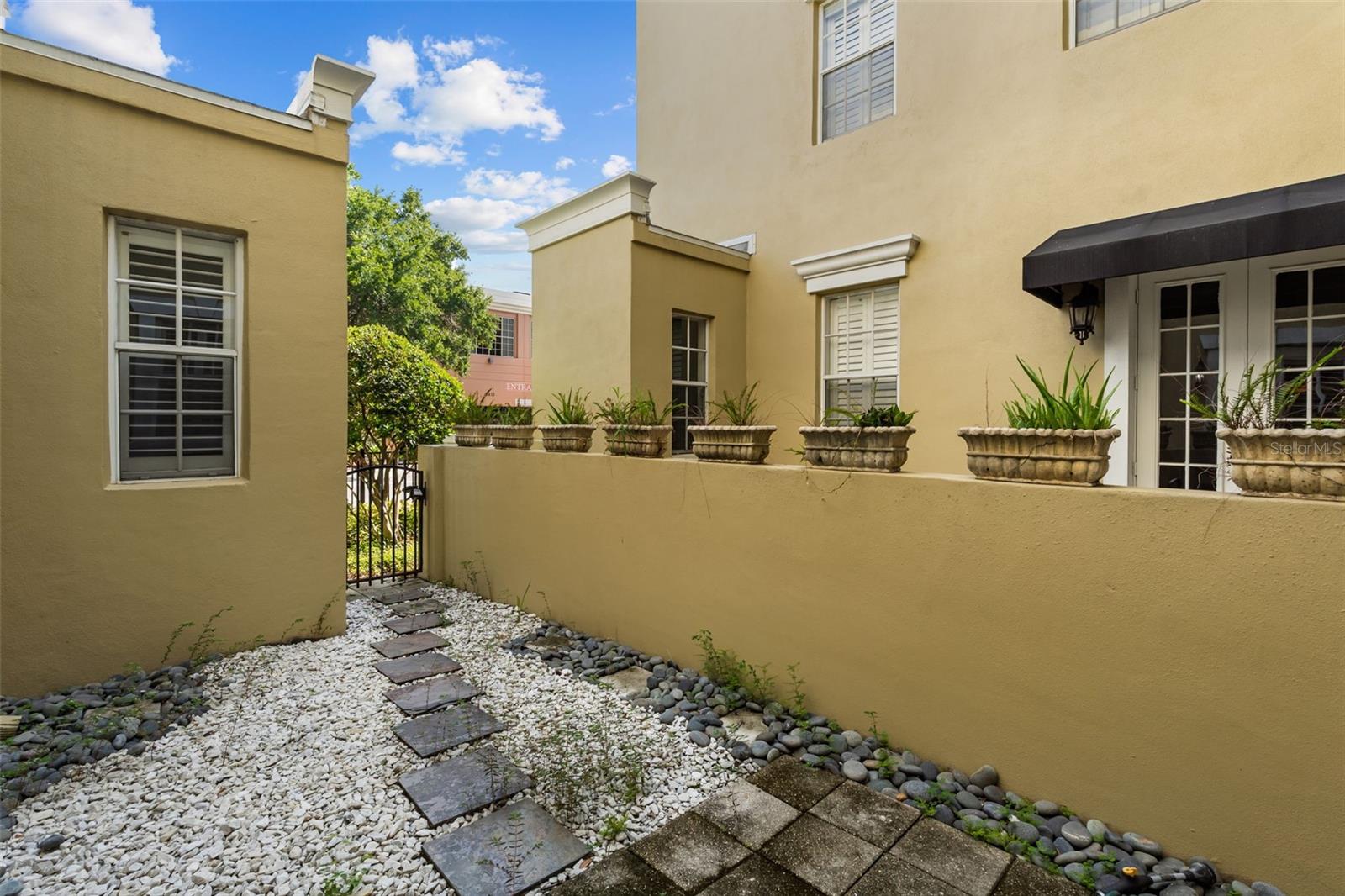 2419 Victoria Gardens, Tampa, FL 33609