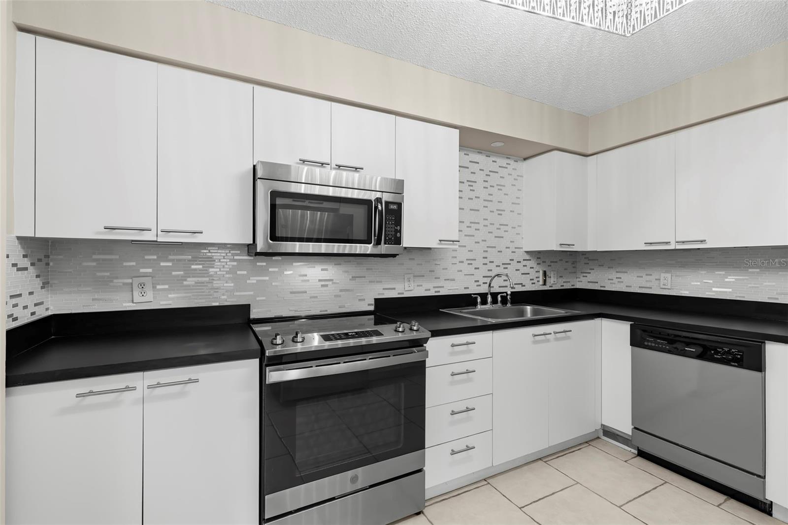 701 Mirror Lake Unit 201, St Petersburg, FL 33701