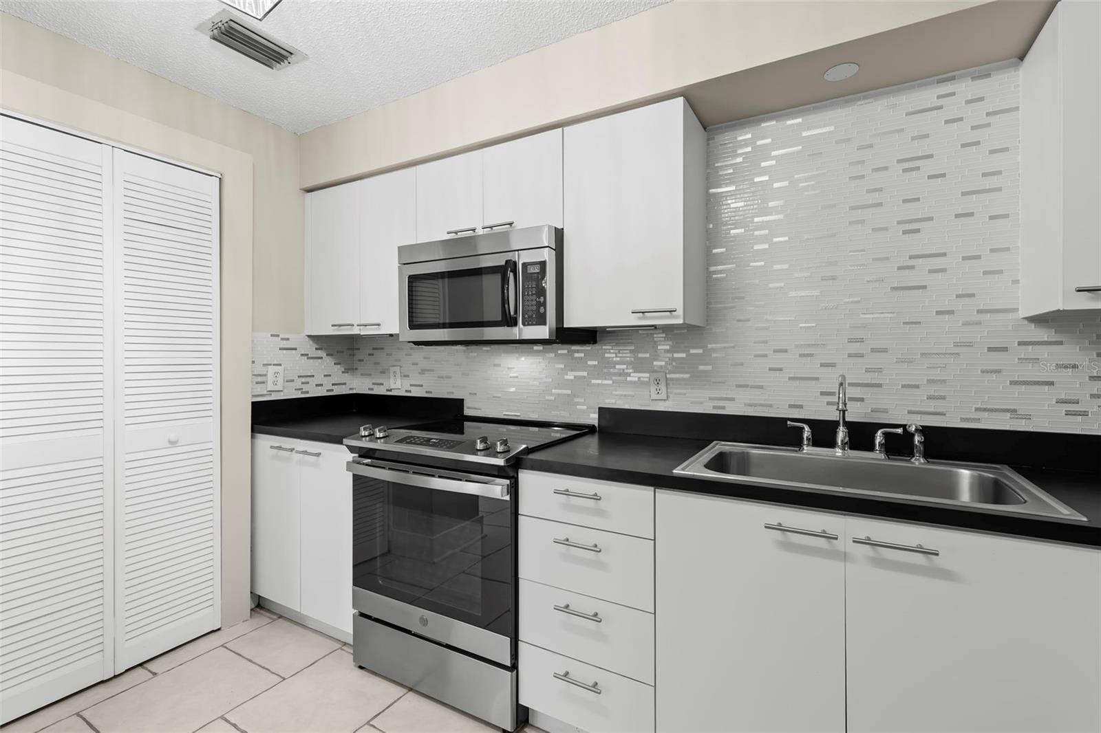 701 Mirror Lake Unit 201, St Petersburg, FL 33701