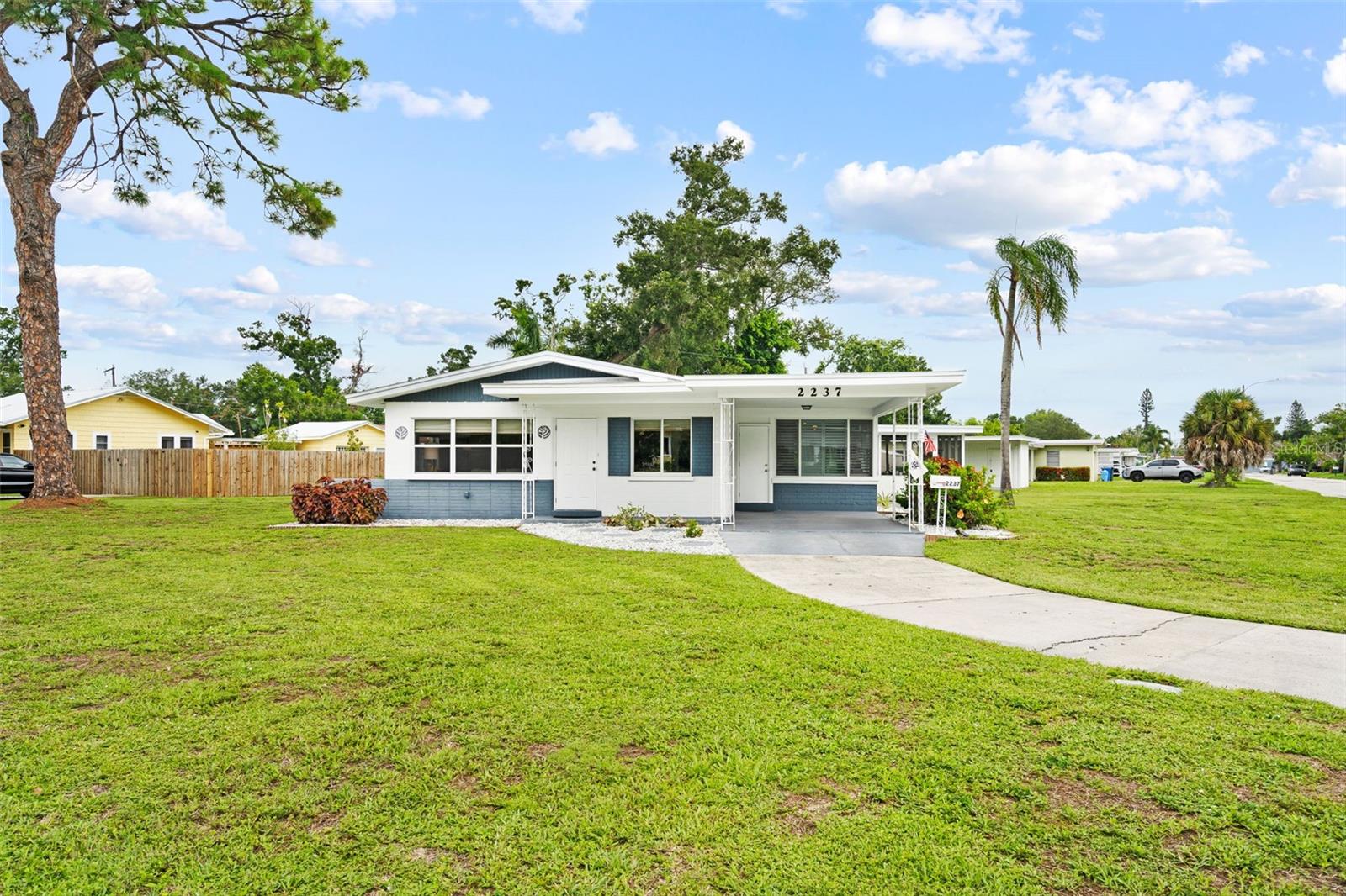 2237 2nd, Bradenton, FL 34208