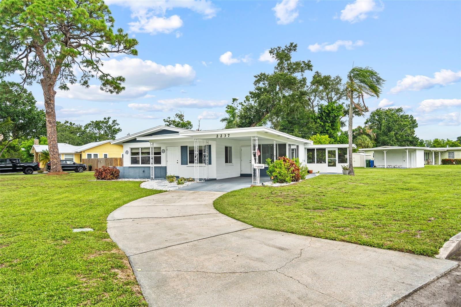 2237 2nd, Bradenton, FL 34208