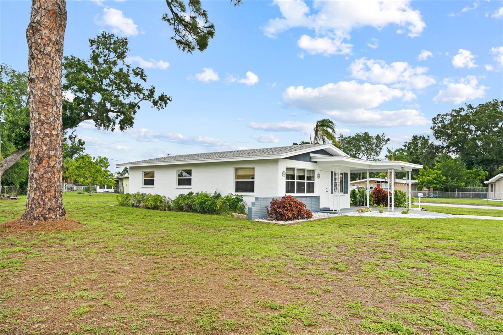 2237 2nd, Bradenton, FL 34208