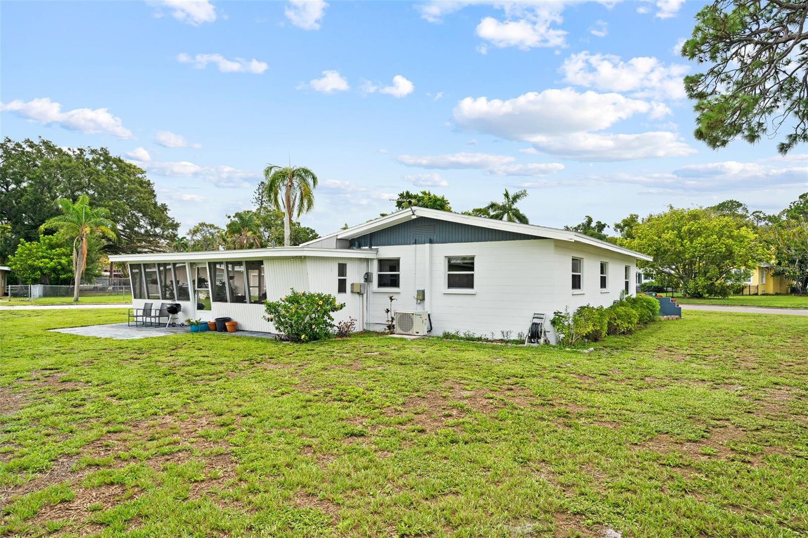 2237 2nd, Bradenton, FL 34208