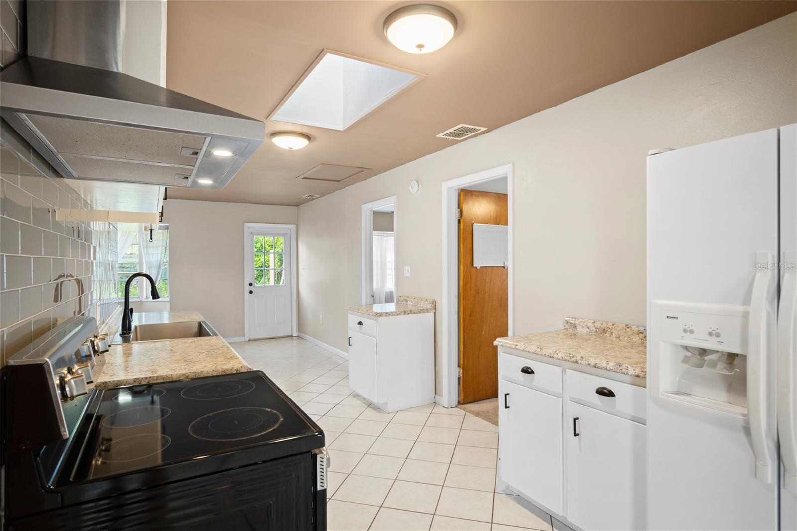 805 Center, Dundee, FL 33838