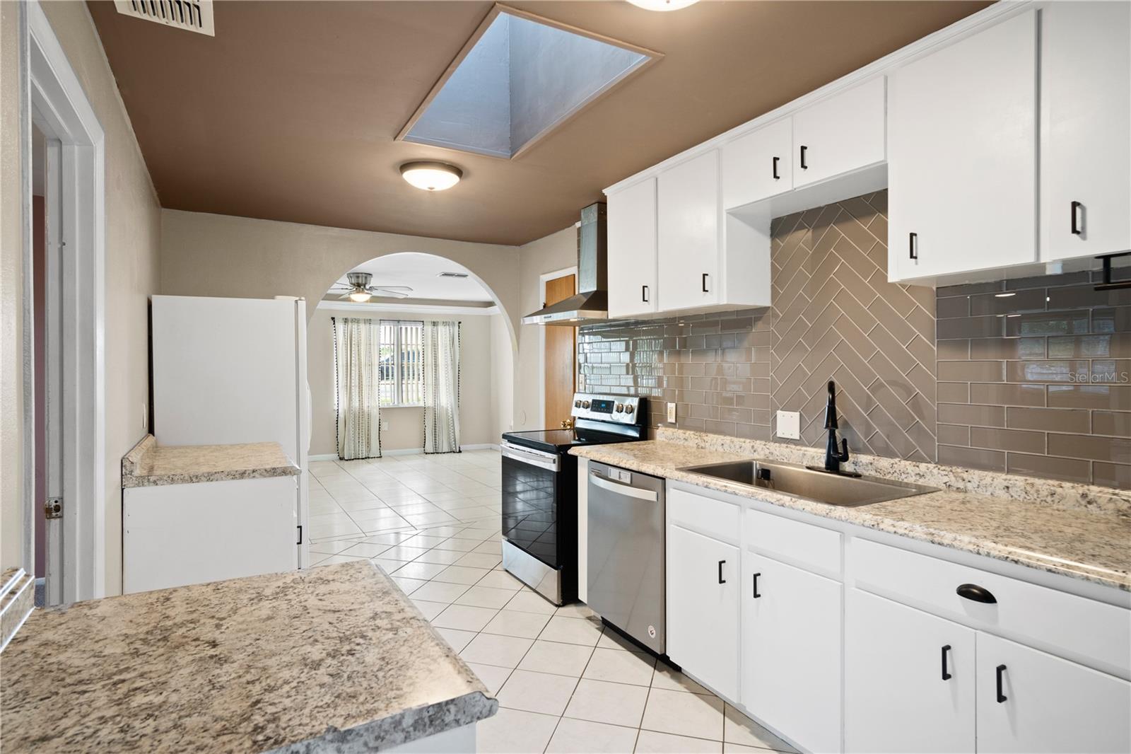 805 Center, Dundee, FL 33838