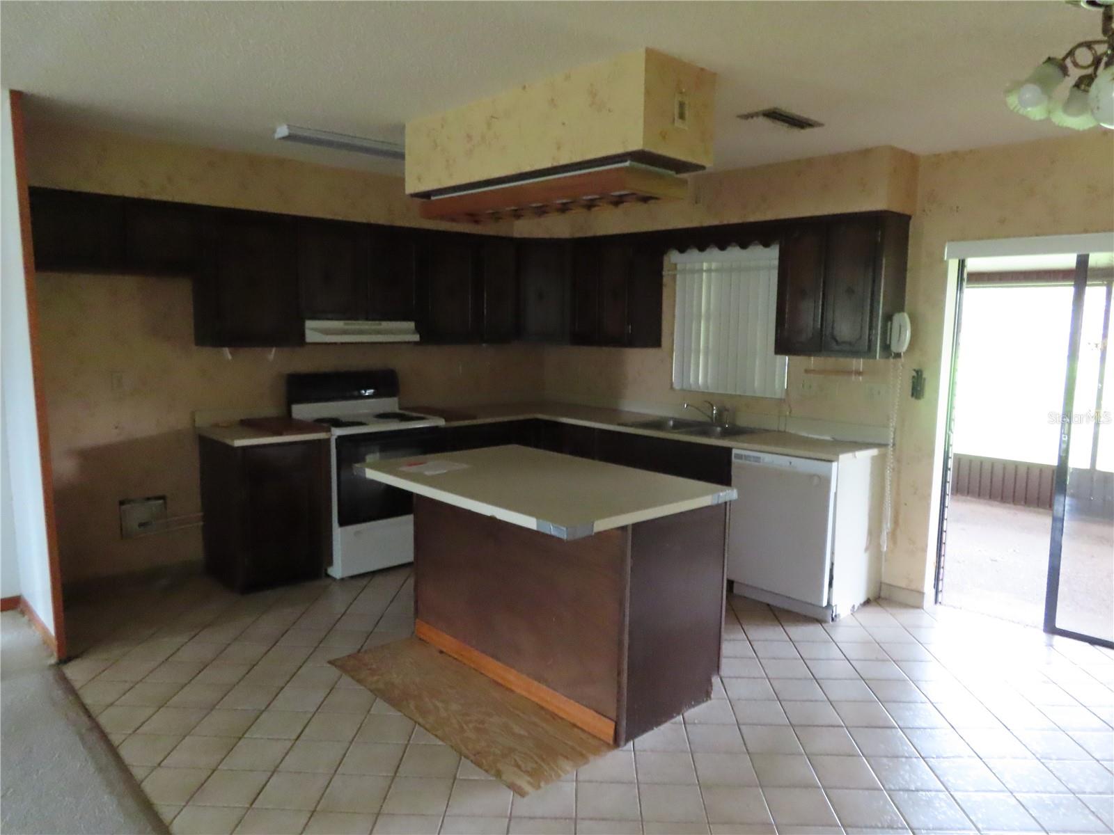 2016 Amesbury, Auburndale, FL 33823