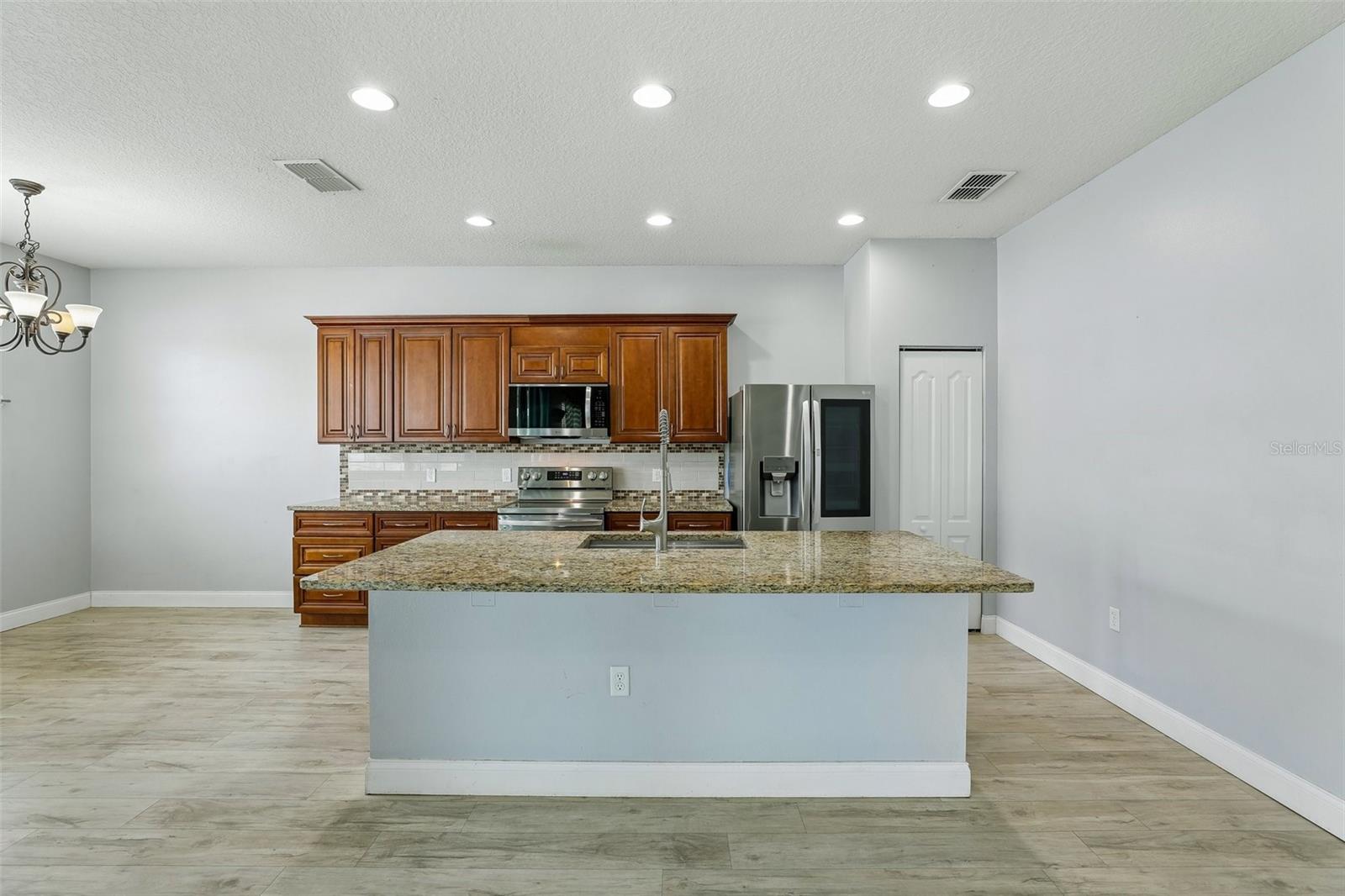 4362 Sun Center, Mulberry, FL 33860