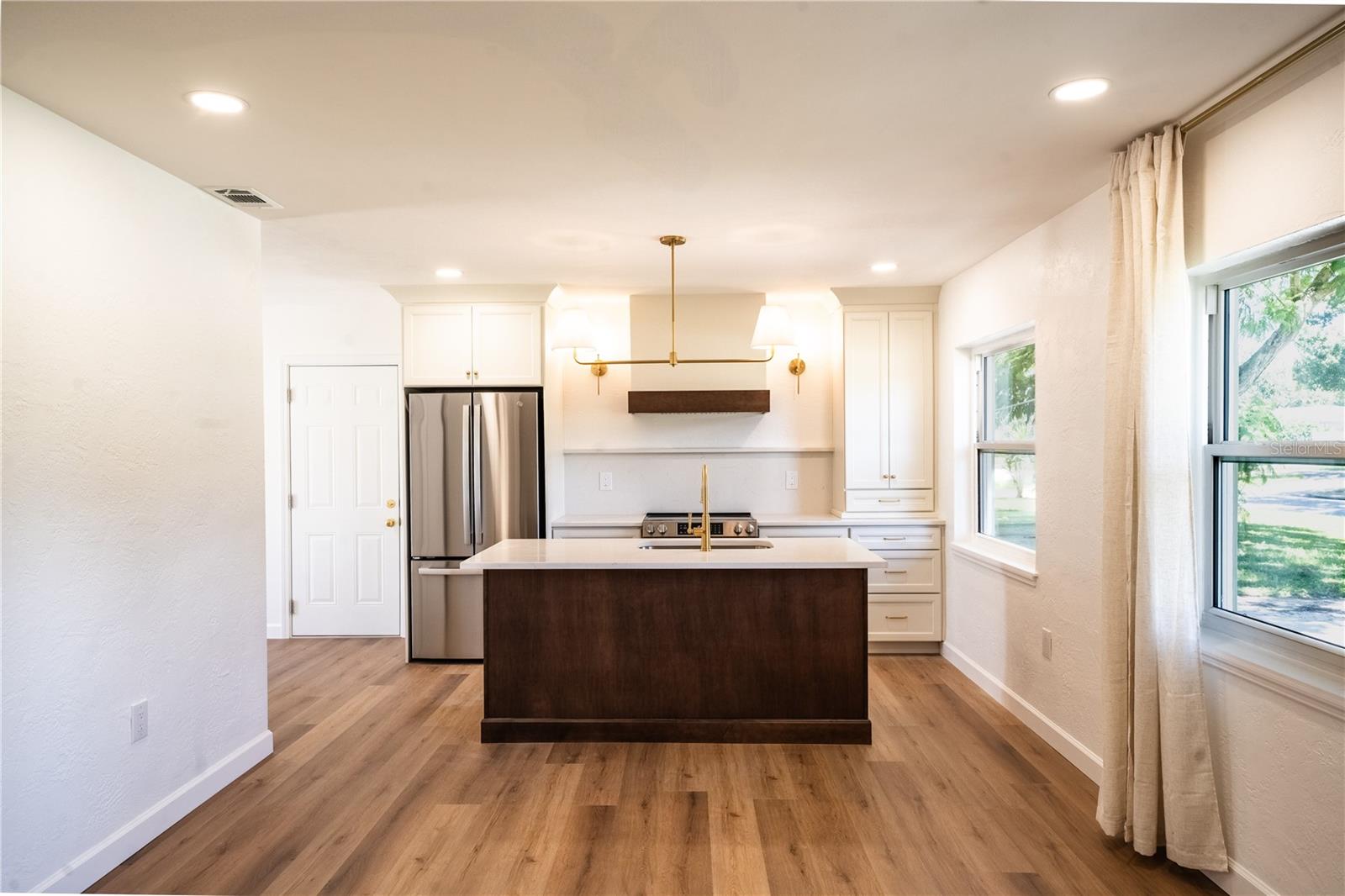 2090 76th, St Petersburg, FL 33710