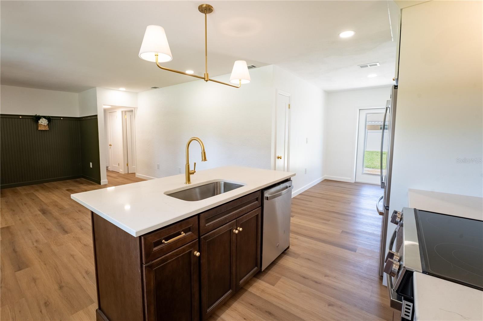 2090 76th, St Petersburg, FL 33710