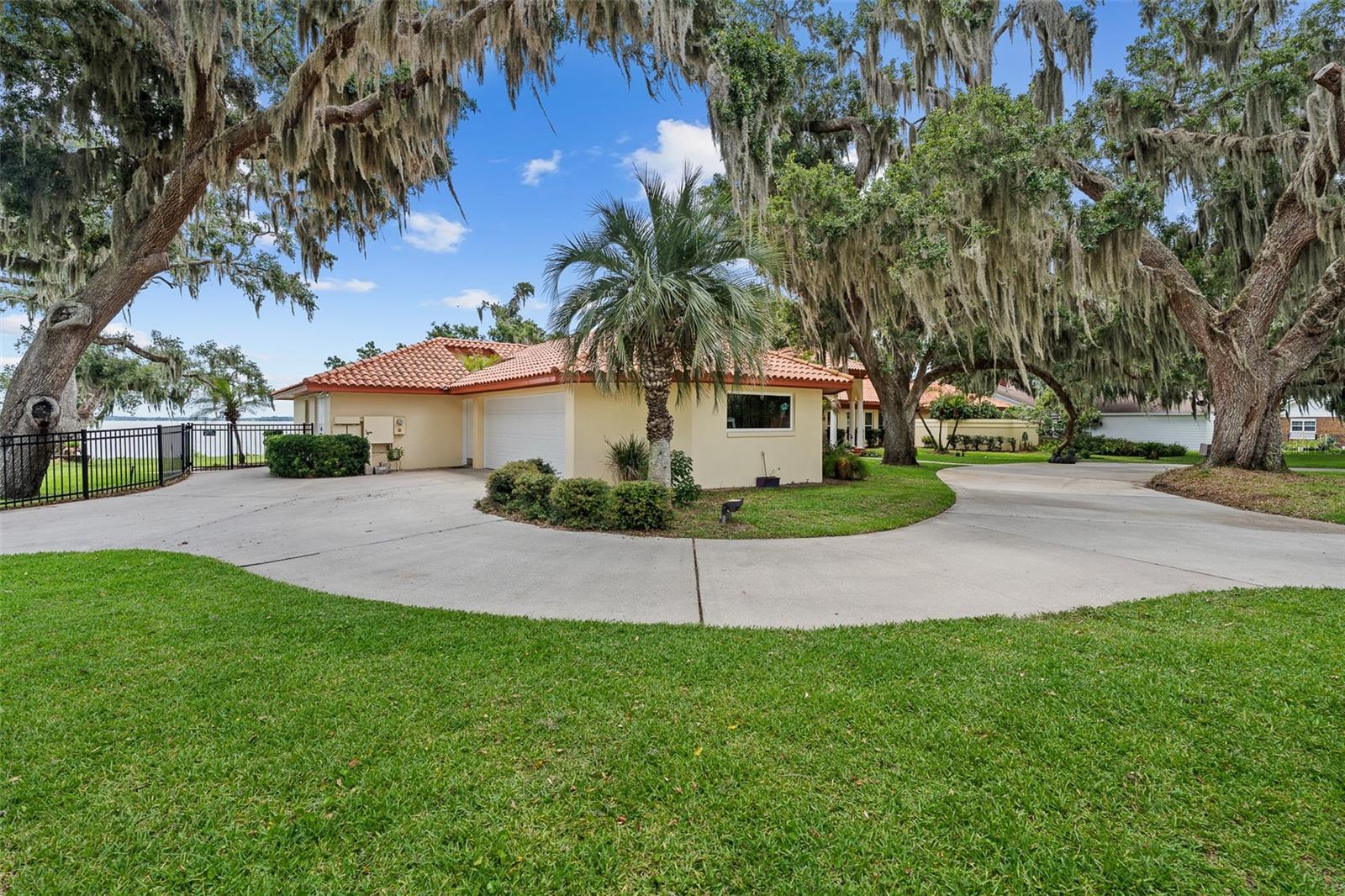 1412 Mosswood Dr, Leesburg, FL 34748