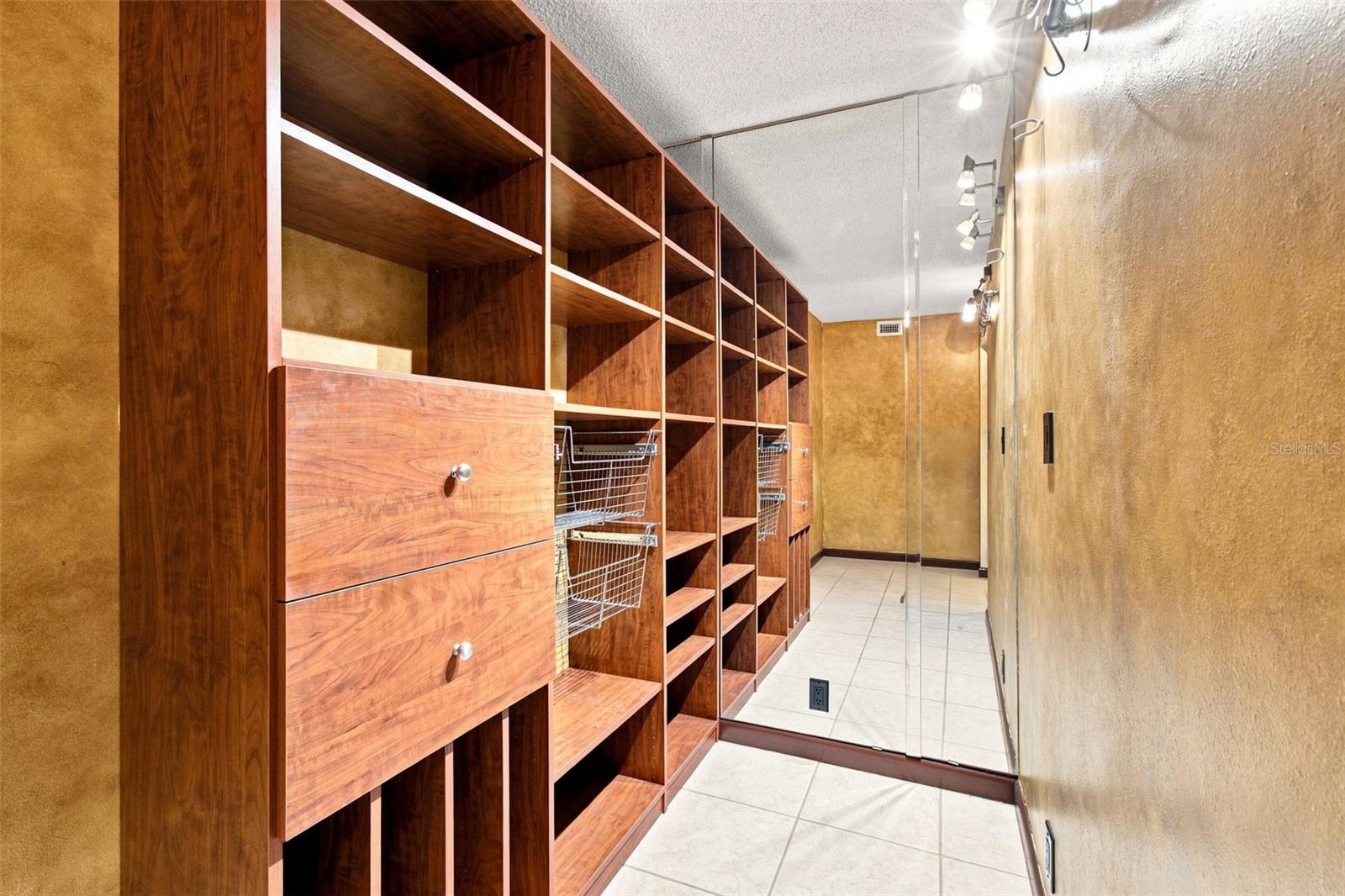 5700 Mariner Unit 204w, Tampa, FL 33609
