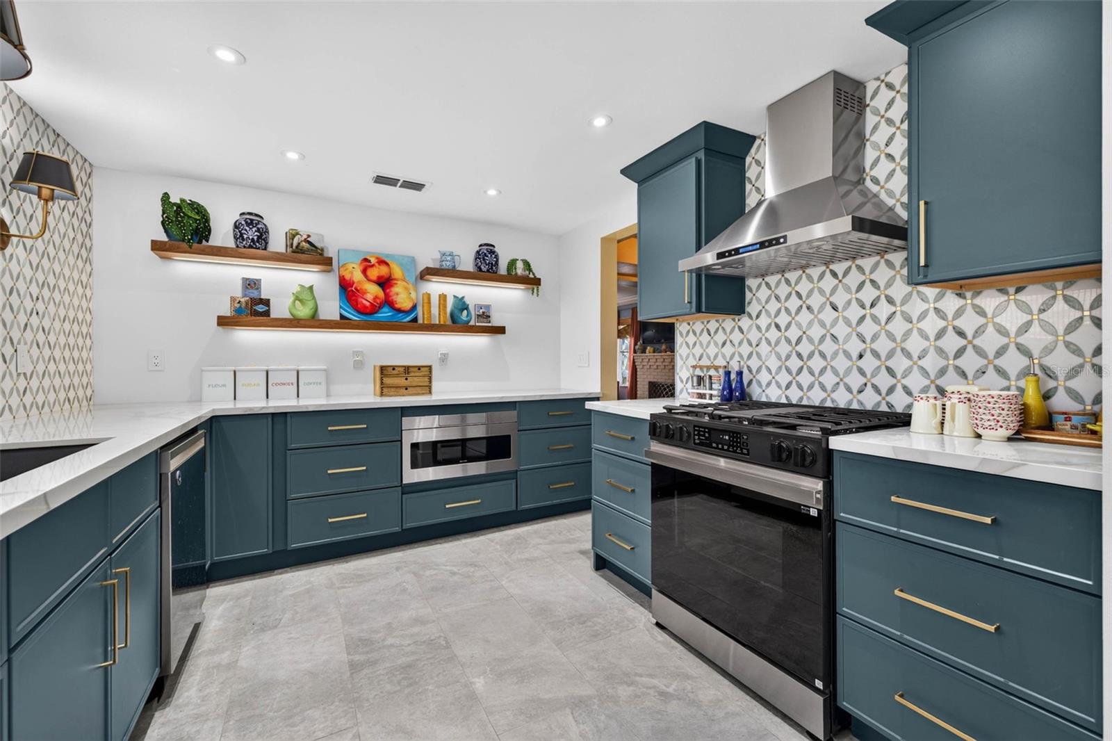 736 30th, St Petersburg, FL 33704