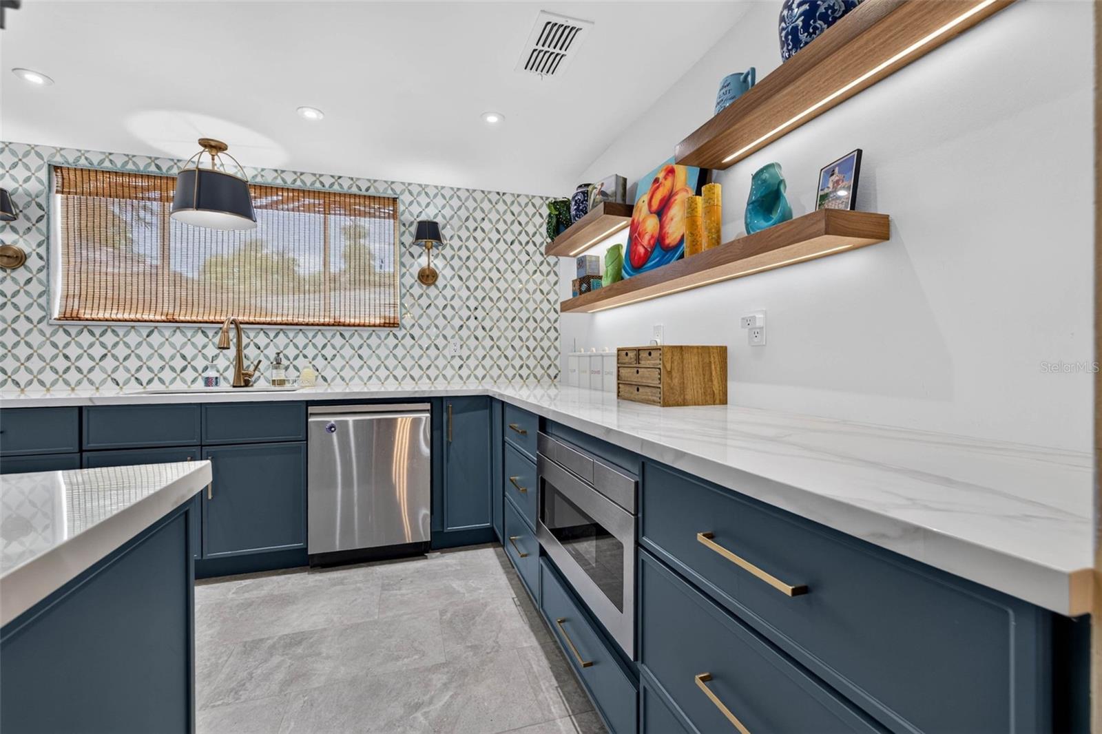 736 30th, St Petersburg, FL 33704