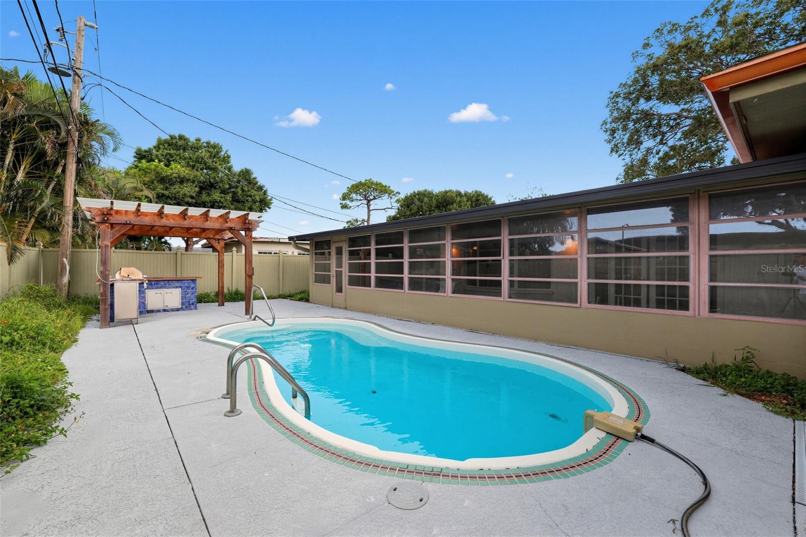6450 31st, St Petersburg, FL 33710