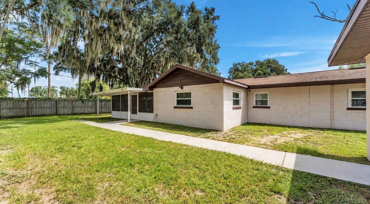 695 22nd St NW, Winter Haven, FL 33880