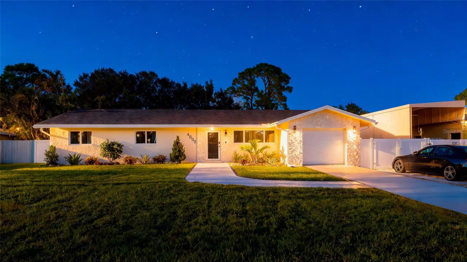 4899 Canal Dr, Lake Worth, FL 33463