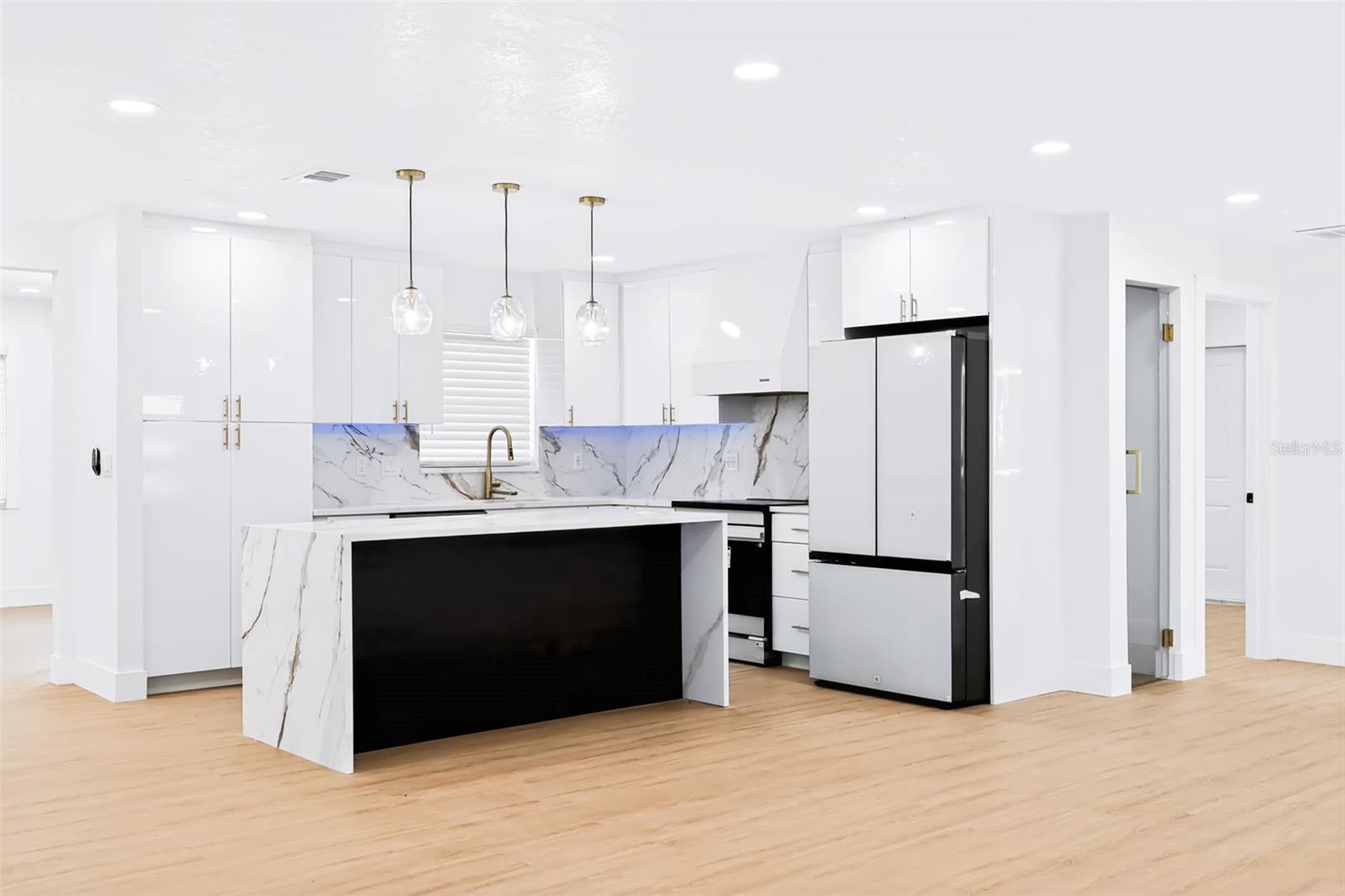1077 40th, St Petersburg, FL 33703