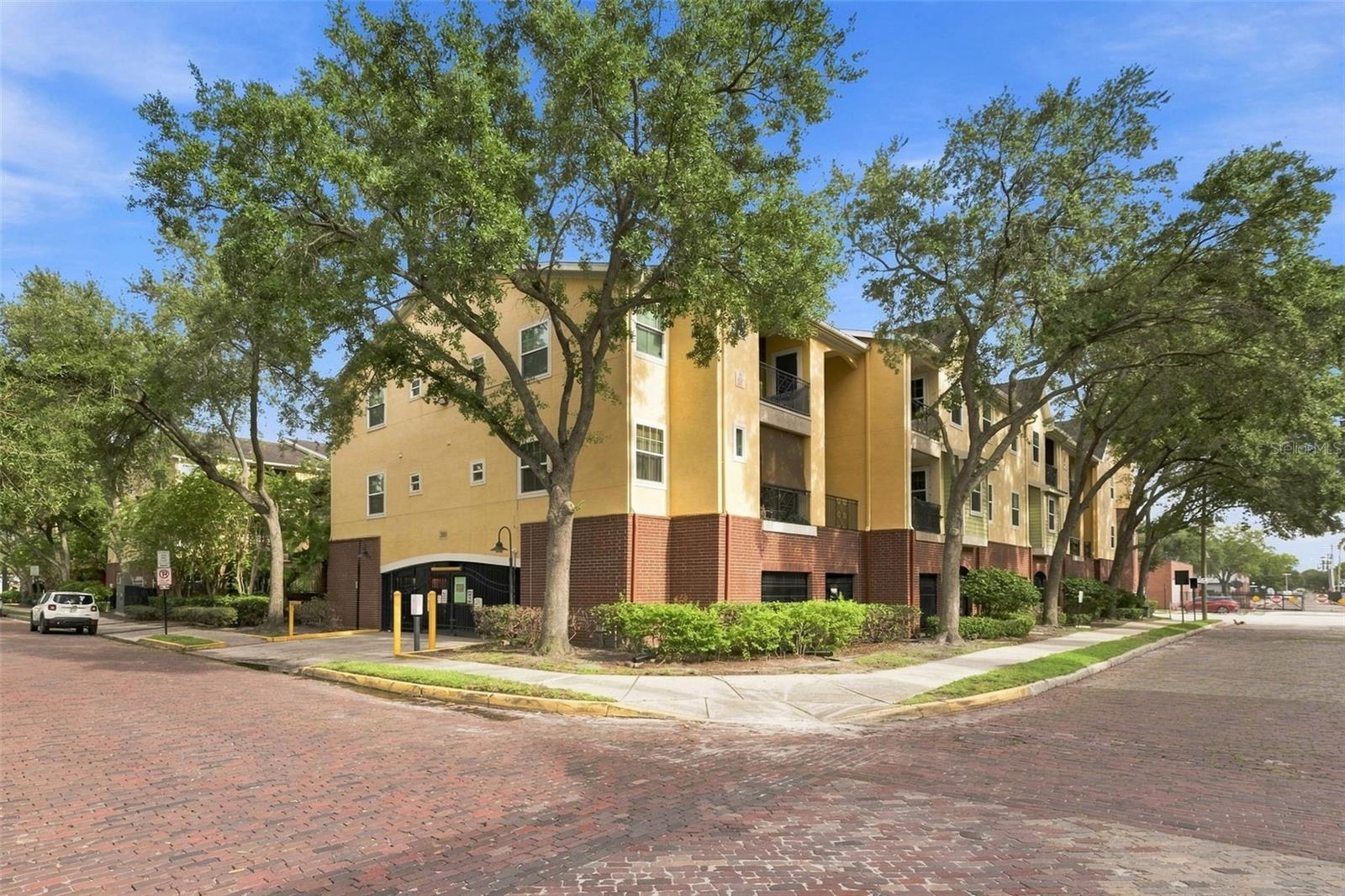 2010 Palm Unit 14320, Tampa, FL 33605