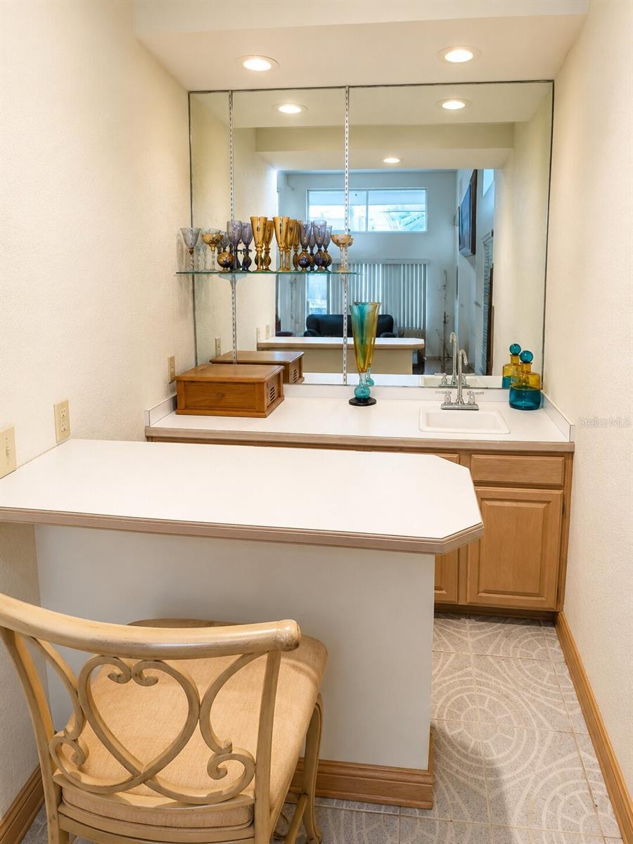 995 Weathersfield, Dunedin, FL 34698