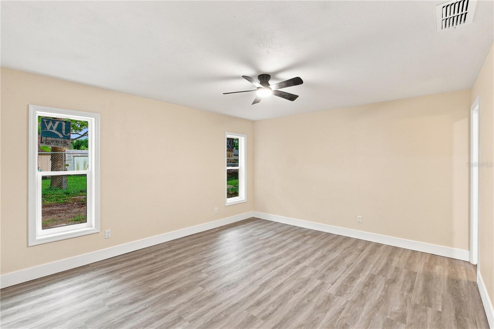1105 Park, Seffner, FL 33584