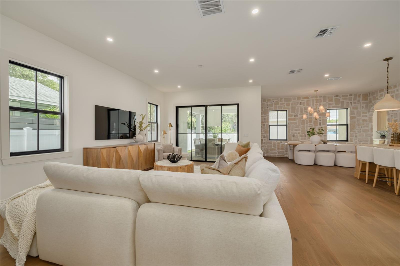 1037 26th, St Petersburg, FL 33704
