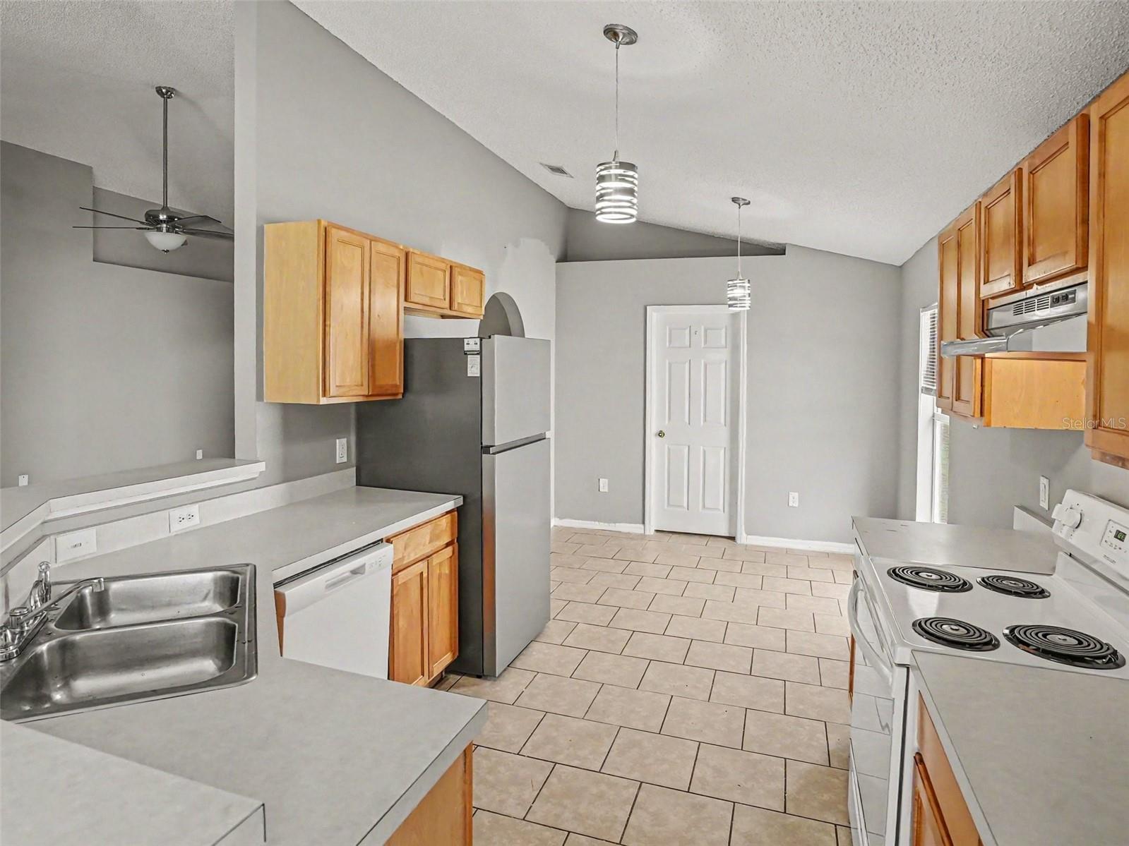 881 Vanderbilt Dr, Eustis, FL 32726