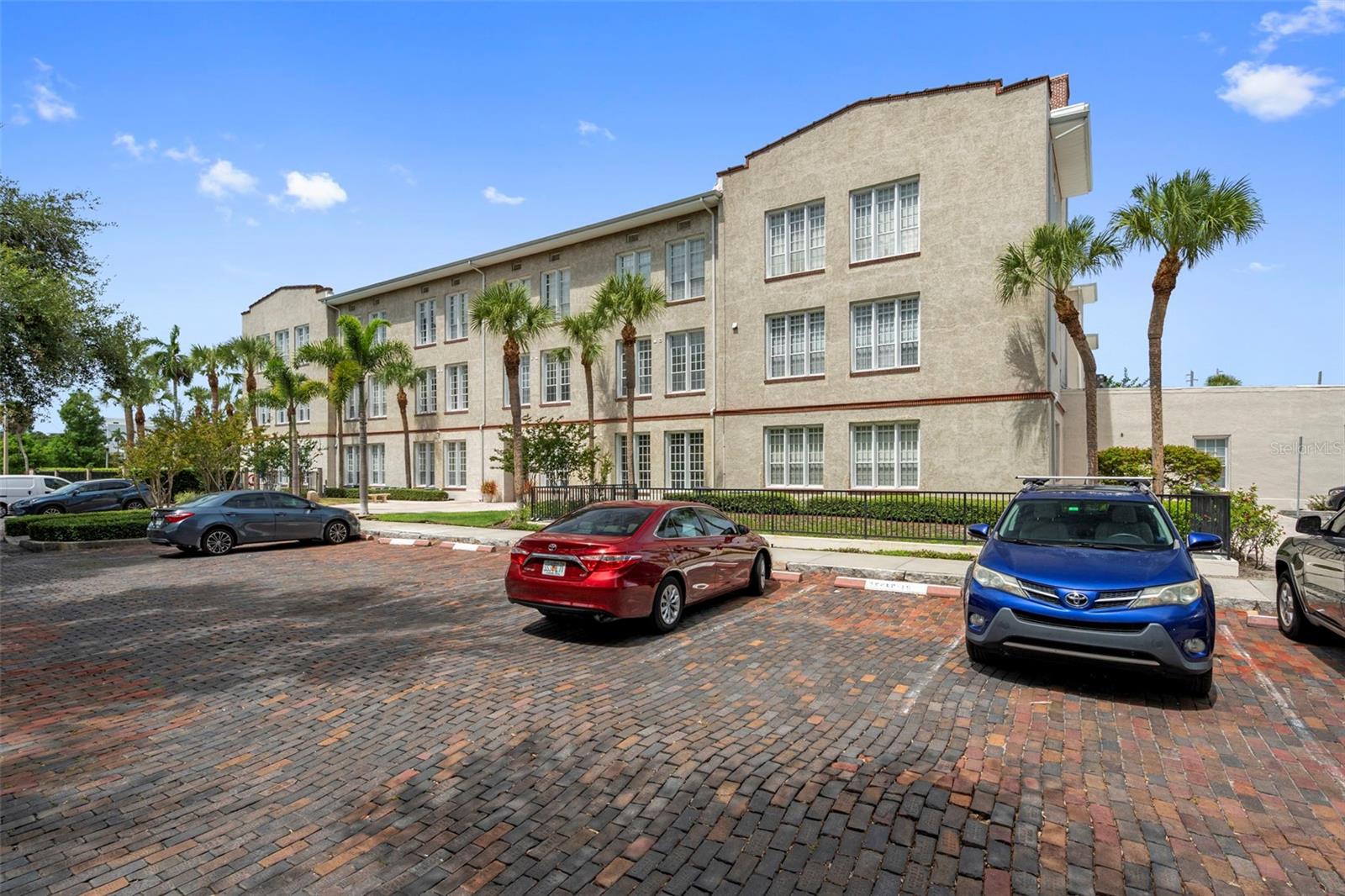 701 Mirror Lake Unit 317, St Petersburg, FL 33701