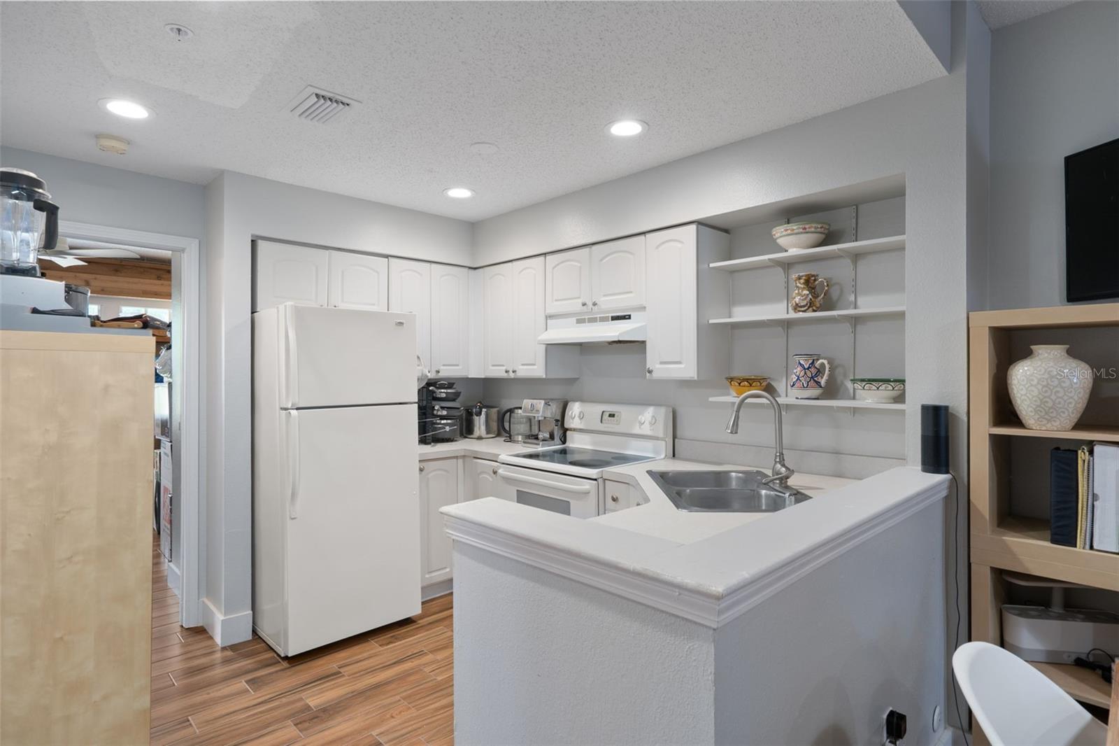 701 Mirror Lake Unit 317, St Petersburg, FL 33701